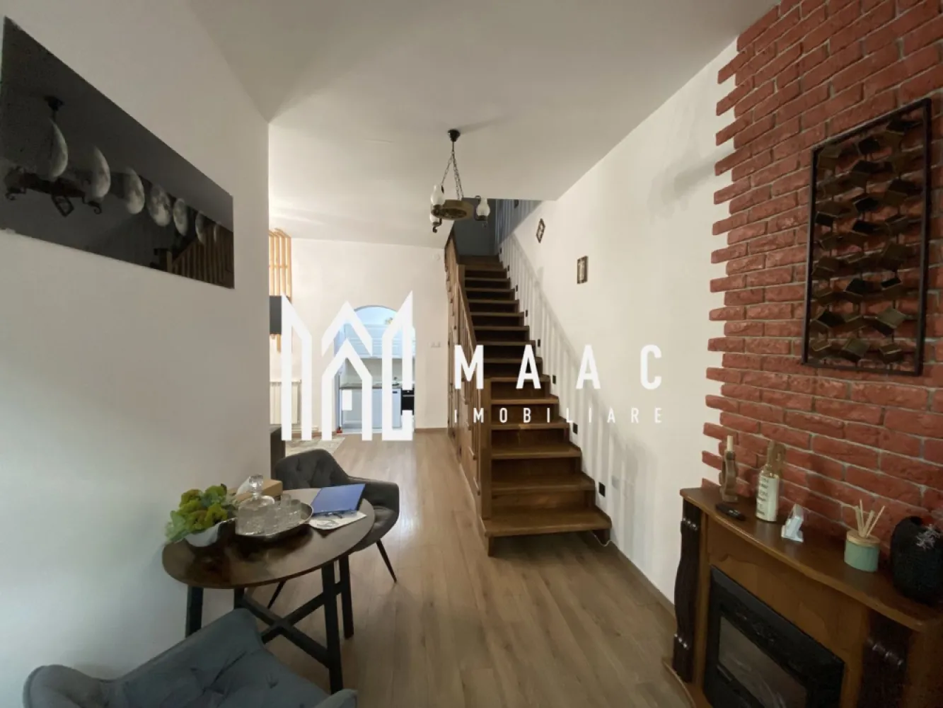 Apartament la casa | P+M | 110MP | Pivnita | Calea Dumbravii - MAAC Imobiliare va prezinta un apartament la casa Parter+Mansardă in zona Calea Dumbravii. Caracteristici principale: Situat într-o zonă pitorească, în zona Calea Dumbrăvii. Suprafața utilă de 110 mp, ideală pentru confort. 4 camere, 3 dormitoare, oferind opțiuni multiple pentru organizarea locuinței. 2 băi, asigurând confort și comoditate pentru întreaga familie. Configurația apartamentului: Parterul include livingul open space cu bucătăria integrată. Baie la parter pentru confortul și accesibilitatea locuitorilor. La etaj se găsesc 2 camere suplimentare și o baie. Amenajări și dotări suplimentare: Terasă de 20 mp, perfectă pentru momente de relaxare în aer liber. Pivniță uscată de 50 mp, ideală pentru depozitare și organizare suplimentară. Loc de parcare în fața imobilului, asigurând comoditate și accesibilitate. Centrală termică proprie și calorifere pentru încălzire eficientă în sezonul rece. Funcționare în regim hotelier: În prezent, apartamentul operează în regim hotelier, oferind oportunitatea de investiție pentru venituri suplimentare. Pentru mai multe detalii precizati telefonic ca ati vazut anuntul cu ID:CP2021218. }}