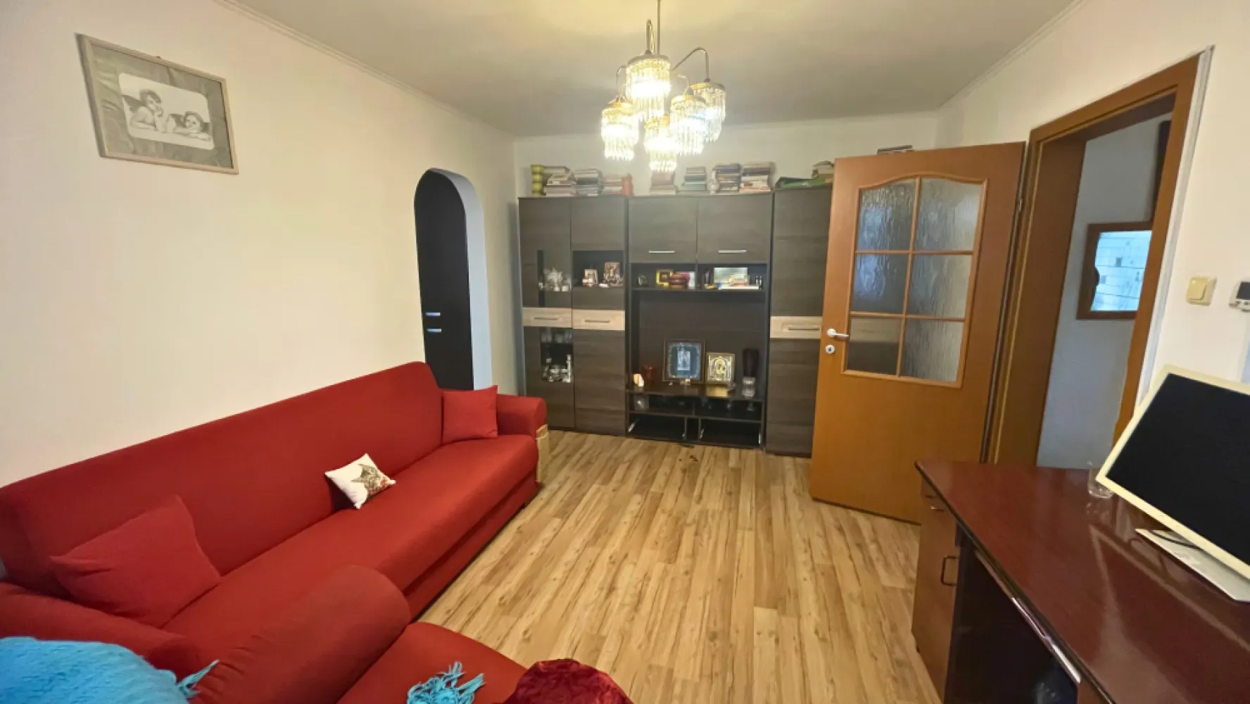Apartament 3 camere de vânzare | Cluj, Mănăștur | COMISION 0 - Vă propunem spre vânzare un apartament situat în Cluj-Napoca, în cartierul Mănăștur, pe strada Grigore Alexandrescu, într-o zonă liniștită, verde și foarte bine conectată la oraș.Apartamentul este potrivit atât pentru locuire, cât și pentru investiție, având acces rapid la mijloace de transport, magazine, școli, farmacii și alte puncte de interes.Beneficii și dotări:• 3 camere, bine compartimentate• suprafață utilă: 64 mp• etaj 4/4• semidecomandat• aer condiționat• centrală proprie• boxă pentru depozitare• garaj pentru 1 mașinăLocuința este situată într-un bloc izolat termic, bine întreținut, amplasat într-o zonă apreciată, aproape de Parcul Colina.Apartamentul este liber de sarcini, iar vânzarea se poate realiza imediat.Se acceptă și achiziția prin credit bancar.Preț: 176.000 euro, negociabilComision 0 pentru cumpărător.Referință: 80v/4Pentru detalii și programarea unei vizionări, contactați-ne cu încredere la 0784878355.