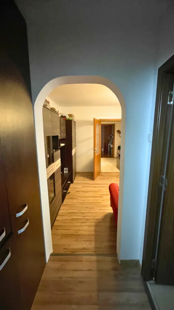 Apartament 3 camere de vânzare | Cluj, Mănăștur | COMISION 0 - Vă propunem spre vânzare un apartament situat în Cluj-Napoca, în cartierul Mănăștur, pe strada Grigore Alexandrescu, într-o zonă liniștită, verde și foarte bine conectată la oraș.Apartamentul este potrivit atât pentru locuire, cât și pentru investiție, având acces rapid la mijloace de transport, magazine, școli, farmacii și alte puncte de interes.Beneficii și dotări:• 3 camere, bine compartimentate• suprafață utilă: 64 mp• etaj 4/4• semidecomandat• aer condiționat• centrală proprie• boxă pentru depozitare• garaj pentru 1 mașinăLocuința este situată într-un bloc izolat termic, bine întreținut, amplasat într-o zonă apreciată, aproape de Parcul Colina.Apartamentul este liber de sarcini, iar vânzarea se poate realiza imediat.Se acceptă și achiziția prin credit bancar.Preț: 176.000 euro, negociabilComision 0 pentru cumpărător.Referință: 80v/4Pentru detalii și programarea unei vizionări, contactați-ne cu încredere la 0784878355.