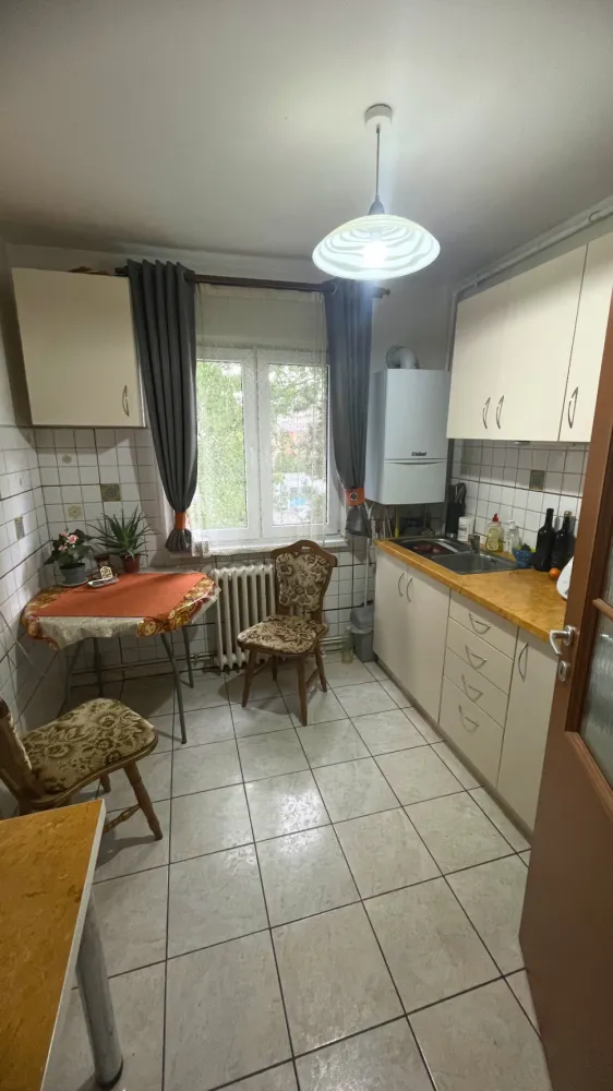 Apartament 3 camere de vânzare | Cluj, Mănăștur | COMISION 0 - Vă propunem spre vânzare un apartament situat în Cluj-Napoca, în cartierul Mănăștur, pe strada Grigore Alexandrescu, într-o zonă liniștită, verde și foarte bine conectată la oraș.Apartamentul este potrivit atât pentru locuire, cât și pentru investiție, având acces rapid la mijloace de transport, magazine, școli, farmacii și alte puncte de interes.Beneficii și dotări:• 3 camere, bine compartimentate• suprafață utilă: 64 mp• etaj 4/4• semidecomandat• aer condiționat• centrală proprie• boxă pentru depozitare• garaj pentru 1 mașinăLocuința este situată într-un bloc izolat termic, bine întreținut, amplasat într-o zonă apreciată, aproape de Parcul Colina.Apartamentul este liber de sarcini, iar vânzarea se poate realiza imediat.Se acceptă și achiziția prin credit bancar.Preț: 176.000 euro, negociabilComision 0 pentru cumpărător.Referință: 80v/4Pentru detalii și programarea unei vizionări, contactați-ne cu încredere la 0784878355.