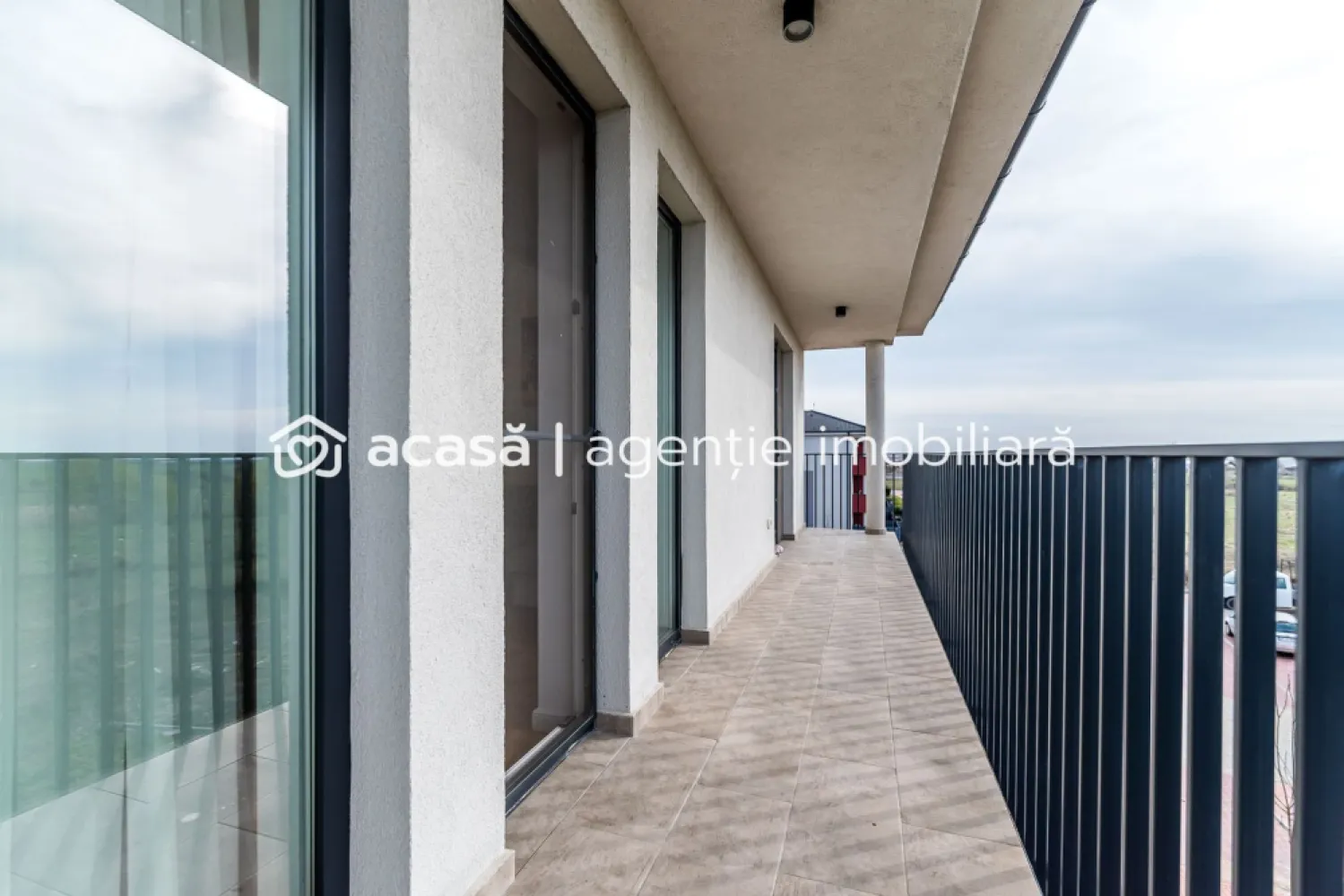 Apartament premium 3 camere | Westfield Arad | Spațiu generos - Comision 0%
Vă propunem spre vânzare un apartament deosebit, situat în cartierul Westfield din Arad, într-un bloc nou construit în 2022, ideal pentru cei care caută confort, calitate și spațiu peste medie. Cu o suprafață utilă de 76 mp și un balcon impresionant de 12 mp, această proprietate oferă un stil de viață modern, aerisit și elegant.

Apartamentul este compartimentat eficient și cuprinde hol de intrare, living spațios, bucătărie, 2 dormitoare și 2 băi, fiind excelent pentru o familie. Beneficiază de finisaje premium atent alese, parchet din lemn masiv, încălzire în pardoseală și centrală proprie pe gaz, oferind un nivel ridicat de confort.

Situat la etajul 2, imobilul dispune și de loc de parcare inclus.

💥 Cel mai mare atu al acestei proprietăți este prețul extrem de competitiv, fiind greu de găsit o ofertă similară ca suprafață, calitate și finisaje în orice alt complex rezidențial din Arad.

📞 Pentru detalii și programarea unei vizionări:
Blaga Flavius – 0754467525 Consultant imobiliar acreditat APAIR (Asociația Profesională a Agenților Imobiliari din România)

Nu dispui de toată suma? Te ajutăm noi gratuit! Îți obținem oferte de la 16 bănci.
Ai o proprietate de vânzare în Arad și vrei să știi cât valorează cu adevărat?

Birou: ACASĂ | Agenție imobiliară Arad
Adresă: Bulevardul Decebal 2, Arad 310133