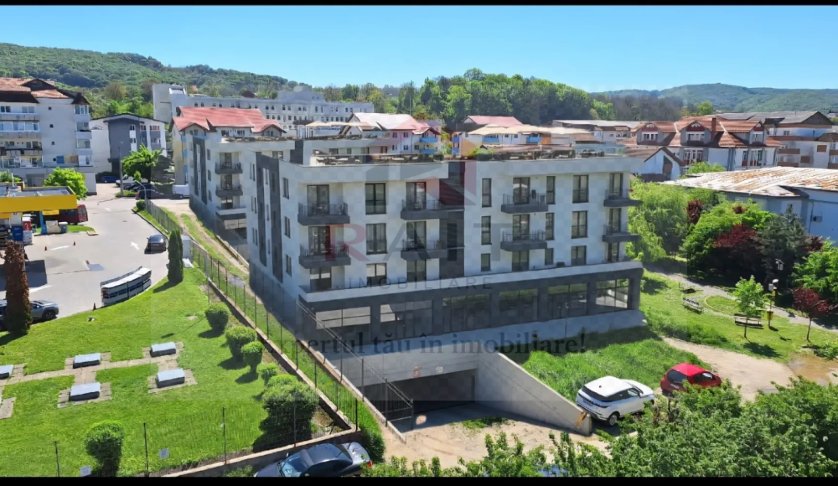 Teren intravilan Curtea de Arges - "Mișcări inteligente. Soluții fără efort."
Rait Imobiliare va ofera spre vanzare un teren intravilan situat in centru orasului pentru construirea unui imobil de locuinte cu functiuni mixte D+P+3+M.
„Construiește-ți visul în inima orașului cu Imobiliare Rait”
Locație excelentă: 
Situat în inima orașului, acest teren oferă confort și accesibilitate.
Potențial de investiție: Ideal pentru proiecte rezidențiale sau de dezvoltare cu utilizare mixtă, vânzarea terenului prin prezentarea potențialului și valorii acestuia.