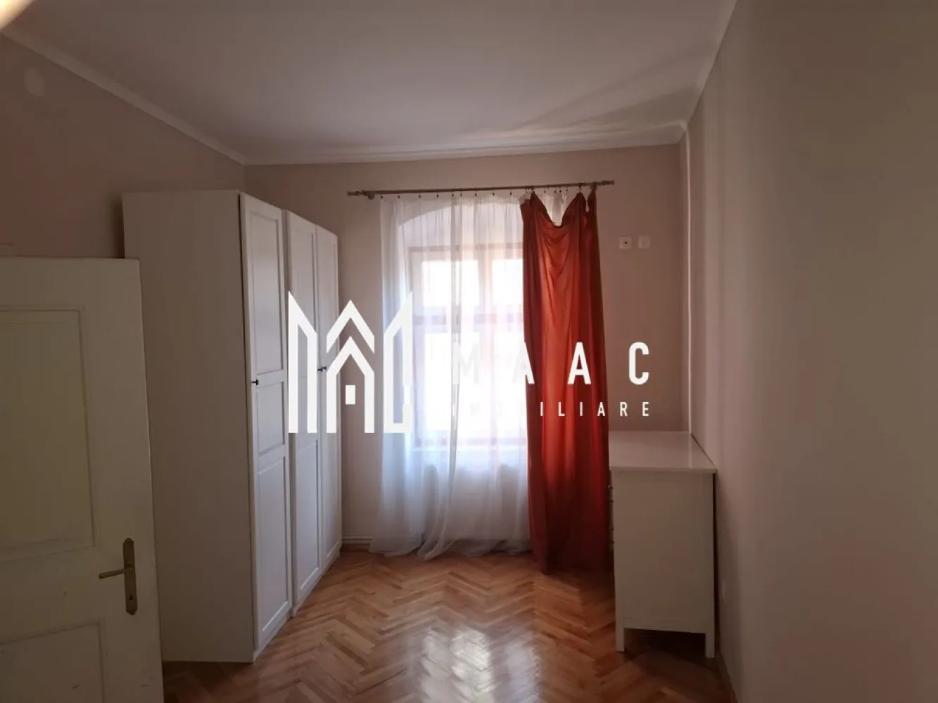 Apartament 3 camere | 70MPU | Etaj 1 | Ultracentral - MAAC Imobiliare vă propune spre închiriere un apartament cu 3 camere, nedecomandat, complet mobilat și utilat,într-o zonă cu acces rapid către toate punctele de interes ale orașului Sibiu. Apartamentul are o suprafață de 70mp și este compartimentat astfel: -2 dormitoare -1 living -1 baie -1 bucătărie Poziționarea centrală reprezintă un avantaj major, imobilul aflându-se în apropierea instituțiilor publice, zonelor comerciale, restaurantelor, cafenelelor și mijloacelor de transport în comun, cu acces facil către principalele artere ale orașului. Condiții de închiriere: Nu se acceptă animale de companie Nu se acceptă fumători Se percepe garanție în cuantumul unei chirii Pentru mai multe detalii sau programarea unei vizionări, vă rugăm să ne contactați și să specificați ID: CP2883730. }}