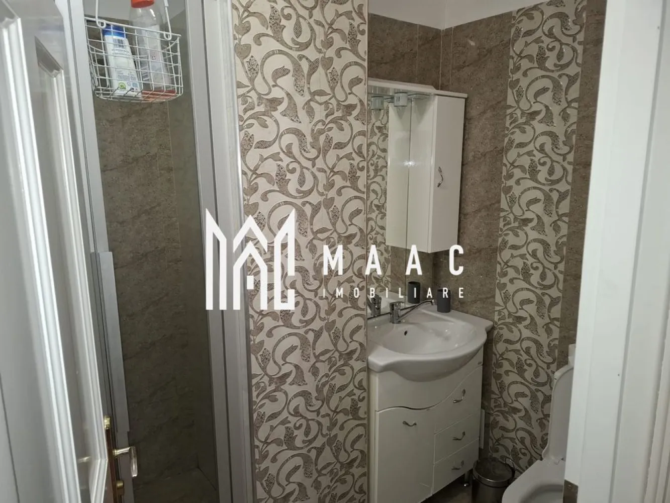 Apartament 3 camere | 70MPU | Etaj 1 | Ultracentral - MAAC Imobiliare vă propune spre închiriere un apartament cu 3 camere, nedecomandat, complet mobilat și utilat,într-o zonă cu acces rapid către toate punctele de interes ale orașului Sibiu. Apartamentul are o suprafață de 70mp și este compartimentat astfel: -2 dormitoare -1 living -1 baie -1 bucătărie Poziționarea centrală reprezintă un avantaj major, imobilul aflându-se în apropierea instituțiilor publice, zonelor comerciale, restaurantelor, cafenelelor și mijloacelor de transport în comun, cu acces facil către principalele artere ale orașului. Condiții de închiriere: Nu se acceptă animale de companie Nu se acceptă fumători Se percepe garanție în cuantumul unei chirii Pentru mai multe detalii sau programarea unei vizionări, vă rugăm să ne contactați și să specificați ID: CP2883730. }}