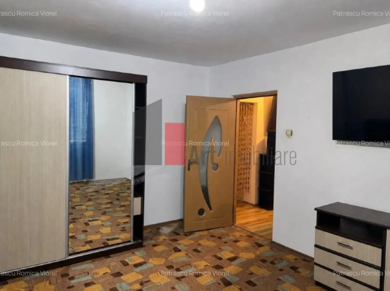 APARTAMENT 4 CAMERE SEBASTIAN - Va prezentam spre vanzare un apartament de 4 camere situat in zona Sebastian,
 aproape de Prosper intr-un bloc de apartamente la etajul7/8, si suprafata de 93mp.

 Apartamentul are living, 3 dormitoare , 2 bai, bucatarie, hol , debara , balcon.
 Comfortul termic este asigurat de la reteua centralizata de stat.
 
 Pentru mai multe detalii sau vizionare sunati la 0722 371 033.