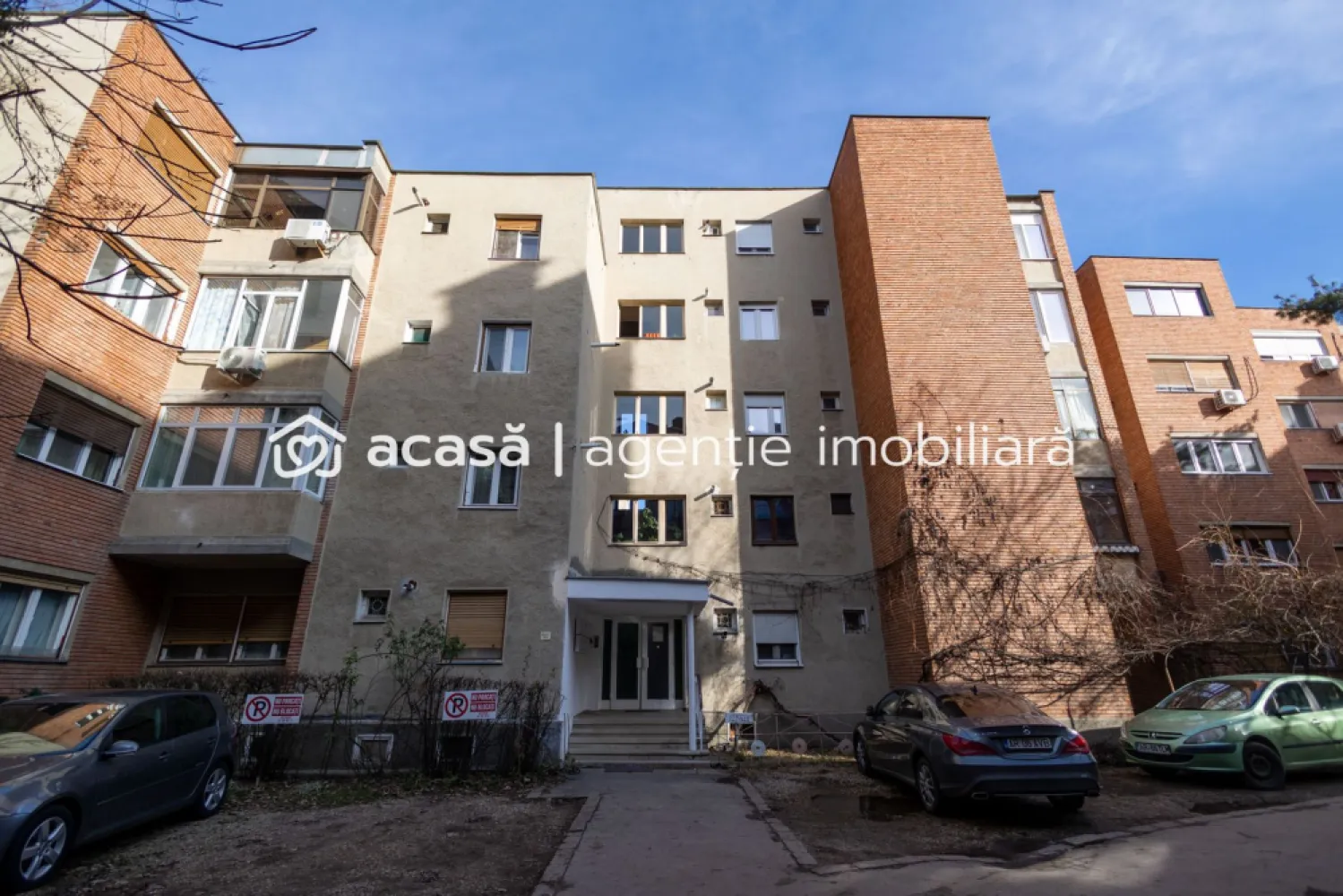 PRET NOU! Apartament decomandat 3 camere - str. Horia - COMISION 0% - Vă prezint un apartament spațios de 108 mp construiți, situat ultracentral pe strada Horia, în inima Aradului, la kilometrul 0. Apartamentul se află la parterul unui bloc de 4 etaje și este decomandat, oferind o compartimentare practică și versatilă.

Detalii cheie:
- 3 camere generoase, 2 băi, bucătărie si 2 holuri ce facilitează o bună organizare
- Parchet din lemn masiv: păstrat în stare bună
- Geamuri termopan: pentru eficiență energetică și confort
- Centrală termică pe gaz

Apartamentul necesită renovare, însă oferă o bază solidă și anumite îmbunătățiri existente, fiind ideal atât pentru locuit, cât și pentru diverse activități comerciale: spațiu de birouri, cabinet medical, sau alte servicii.
Locația este atuul principal: poziționat ultracentral, în apropierea principalelor puncte de interes, acces facil la transport public, instituții, restaurante și alte facilități.

Nu ratați această oportunitate de a deține un apartament într-o zonă premium din Arad!
Pentru mai multe detalii sau pentru programarea unei vizionări, contactează-mă la 0755 274 519 - Daniel Hord - Consultant imobiliar.

Nu dispui de toată suma? Te ajutăm noi gratuit! Îți obținem oferte de la 16 bănci
Ai o proprietate de vânzare în Arad și vrei să știi cât valorează cu adevărat?
Sună-mă pentru o evaluare GRATUITĂ!

Birou: ACASĂ | Agenție imobiliară Arad
Adresă: Bulevardul Decebal 2, Arad 310133