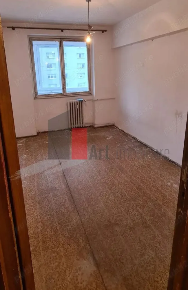 APARTAMENT 3 CAMERE LACUL TEI - Va prezentam spre vanzare un apartament de 3 camere situat pe bulevardul
 Lacul Tei intr-un bloc de apartamente la etajul 1 din 10 in suprafata de 60mp utili.
 Apartamentul se compune din living, 2 dormitoare,bucatarie, baie,hol si 
 necesita renovare completa.
 Comfortul termic este realizat de la sistemul centralizat .
 Pentru mai multe detalii sau vizionare sunati la 0722 371 033.