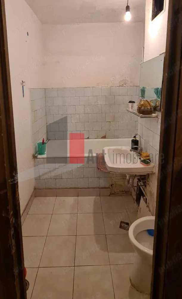 APARTAMENT 3 CAMERE LACUL TEI - Va prezentam spre vanzare un apartament de 3 camere situat pe bulevardul
 Lacul Tei intr-un bloc de apartamente la etajul 1 din 10 in suprafata de 60mp utili.
 Apartamentul se compune din living, 2 dormitoare,bucatarie, baie,hol si 
 necesita renovare completa.
 Comfortul termic este realizat de la sistemul centralizat .
 Pentru mai multe detalii sau vizionare sunati la 0722 371 033.