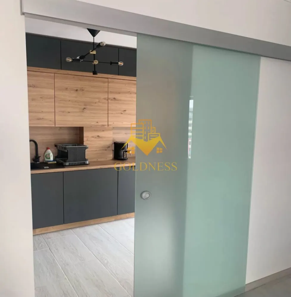 2 camere, Parcare, Zona Vivo Mall, Amethyst, Metro, Momax, Floresti - GOLDNESS Imobiliare vă propune spre închiriere un apartament cu 2 camere complet mobilat și utilat, la etajul 6 într-un imobil de 7 etaje, situat în Floresti.
Dispune de loc de parcare in subteran!
Se află în apropierea stațiilor de transport în comun, magazine, restaurante, spații verzi, farmacii, vivo mall etc. 

Apartamentul este compartimentat astfel:
 - living cu canapea extensibila, masuta de cafea, comoda si tv.
 - dormitor cu pat matrimonial, dressing, noptiere.
 - bucatarie complet utilată și mobilată, loc de servit masa.
 - baie cu cada și dulap pentru depozitare.
 - terasa de 25 mp.

Imobilul este dotat cu toate cele necesare- centrală proprie, frigider, plita electrica, hotă, mașină de spălat haine, masina de spalat vase etc. 

Dacă sunteți interesați de acest apartament și doriți să îl vizionați, dar și pentru alte oferte nu ezitați să ne contactați telefonic sau prin e-mail. Vă stăm la dispoziție!
Pentru intermediere se percepe un comision de 50% din prețul chiriei!