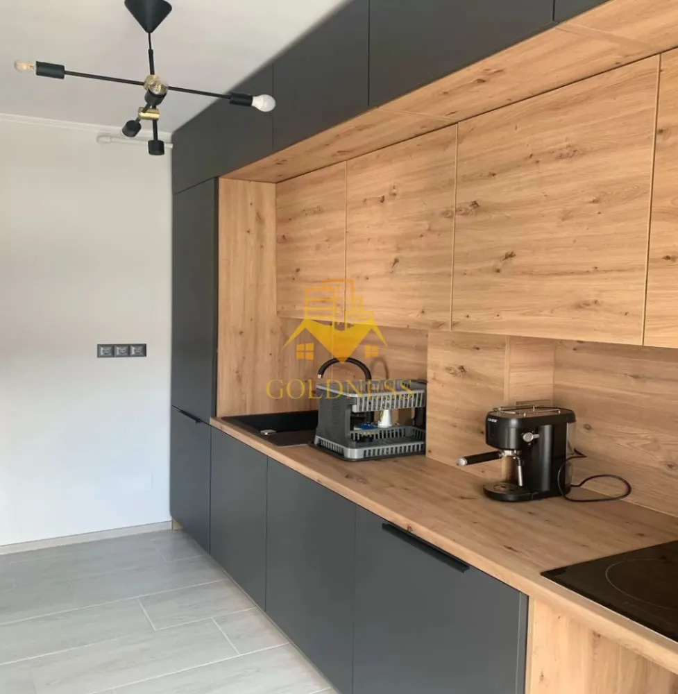 2 camere, Parcare, Zona Vivo Mall, Amethyst, Metro, Momax, Floresti - GOLDNESS Imobiliare vă propune spre închiriere un apartament cu 2 camere complet mobilat și utilat, la etajul 6 într-un imobil de 7 etaje, situat în Floresti.
Dispune de loc de parcare in subteran!
Se află în apropierea stațiilor de transport în comun, magazine, restaurante, spații verzi, farmacii, vivo mall etc. 

Apartamentul este compartimentat astfel:
 - living cu canapea extensibila, masuta de cafea, comoda si tv.
 - dormitor cu pat matrimonial, dressing, noptiere.
 - bucatarie complet utilată și mobilată, loc de servit masa.
 - baie cu cada și dulap pentru depozitare.
 - terasa de 25 mp.

Imobilul este dotat cu toate cele necesare- centrală proprie, frigider, plita electrica, hotă, mașină de spălat haine, masina de spalat vase etc. 

Dacă sunteți interesați de acest apartament și doriți să îl vizionați, dar și pentru alte oferte nu ezitați să ne contactați telefonic sau prin e-mail. Vă stăm la dispoziție!
Pentru intermediere se percepe un comision de 50% din prețul chiriei!