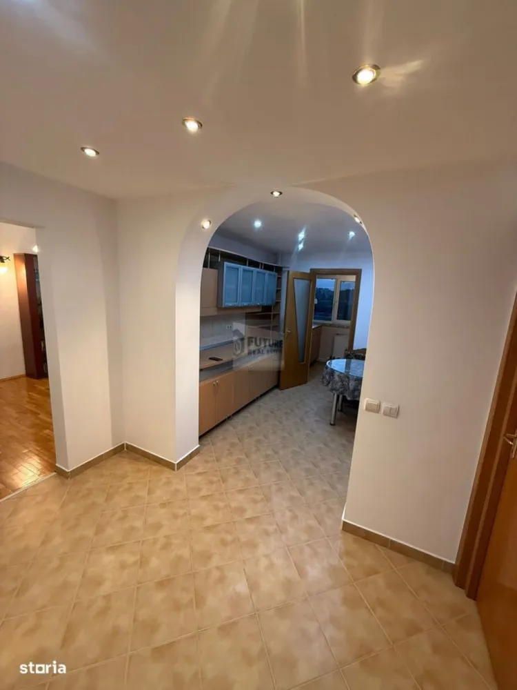 Închiriere Apartament 3 Camere – Spațios, Centrală Proprie, Parcare - Descriere proprietate Se oferă spre închiriere, pe termen lung, un apartament spațios și bine compartimentat cu 3 camere, situat în Sector 4, într-o zonă liniștită și bine poziționată. Locuința dispune de două băi, un avantaj important pentru familii sau pentru cei care doresc un plus de confort, precum și de centrală termică pe gaz, asigurând costuri reduse la întreținere și control individual al temperaturii. Apartamentul este amplasat la etajul 7 din 8, oferind lumină naturală bună și o priveliște deschisă. Compartimentare și spații auxiliare • Living luminos • Două dormitoare • Bucătărie separată • Balcon • Debara pentru depozitare • Beci • Două băi Dotări și facilități • Centrală termică proprie pe gaz • Loc de parcare inclus • Apartament gata de utilizare • Spații de depozitare bine organizate Avantaje locație • Zonă liniștită, ideală pentru familie sau cuplu • Acces facil către puncte de interes din Sector 4 • Apropiere de mijloace de transport, magazine și servicii • Ideal pentru cei care caută confort, siguranță și funcționalitate Condiții • Închiriere pe termen lung • Detalii privind chiria și garanția se discută telefonic • Vizionare disponibilă la cerere Contact Pentru informații suplimentare și programarea unei vizionări, vă rugăm să ne contactați direct. }}