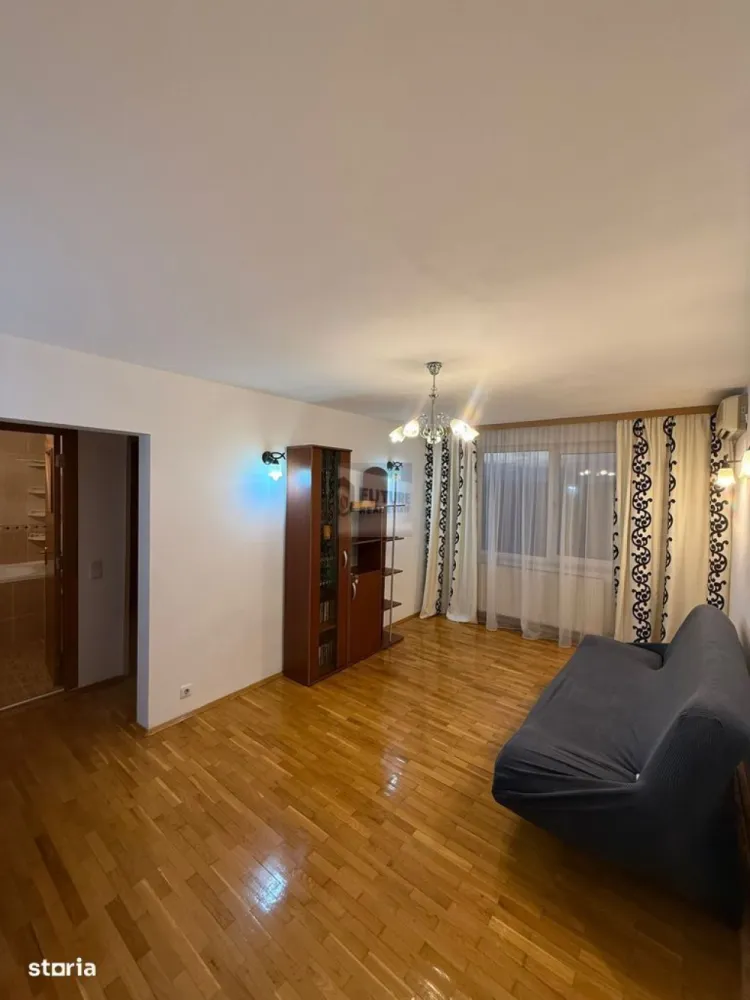 Închiriere Apartament 3 Camere – Spațios, Centrală Proprie, Parcare - Descriere proprietate Se oferă spre închiriere, pe termen lung, un apartament spațios și bine compartimentat cu 3 camere, situat în Sector 4, într-o zonă liniștită și bine poziționată. Locuința dispune de două băi, un avantaj important pentru familii sau pentru cei care doresc un plus de confort, precum și de centrală termică pe gaz, asigurând costuri reduse la întreținere și control individual al temperaturii. Apartamentul este amplasat la etajul 7 din 8, oferind lumină naturală bună și o priveliște deschisă. Compartimentare și spații auxiliare • Living luminos • Două dormitoare • Bucătărie separată • Balcon • Debara pentru depozitare • Beci • Două băi Dotări și facilități • Centrală termică proprie pe gaz • Loc de parcare inclus • Apartament gata de utilizare • Spații de depozitare bine organizate Avantaje locație • Zonă liniștită, ideală pentru familie sau cuplu • Acces facil către puncte de interes din Sector 4 • Apropiere de mijloace de transport, magazine și servicii • Ideal pentru cei care caută confort, siguranță și funcționalitate Condiții • Închiriere pe termen lung • Detalii privind chiria și garanția se discută telefonic • Vizionare disponibilă la cerere Contact Pentru informații suplimentare și programarea unei vizionări, vă rugăm să ne contactați direct. }}