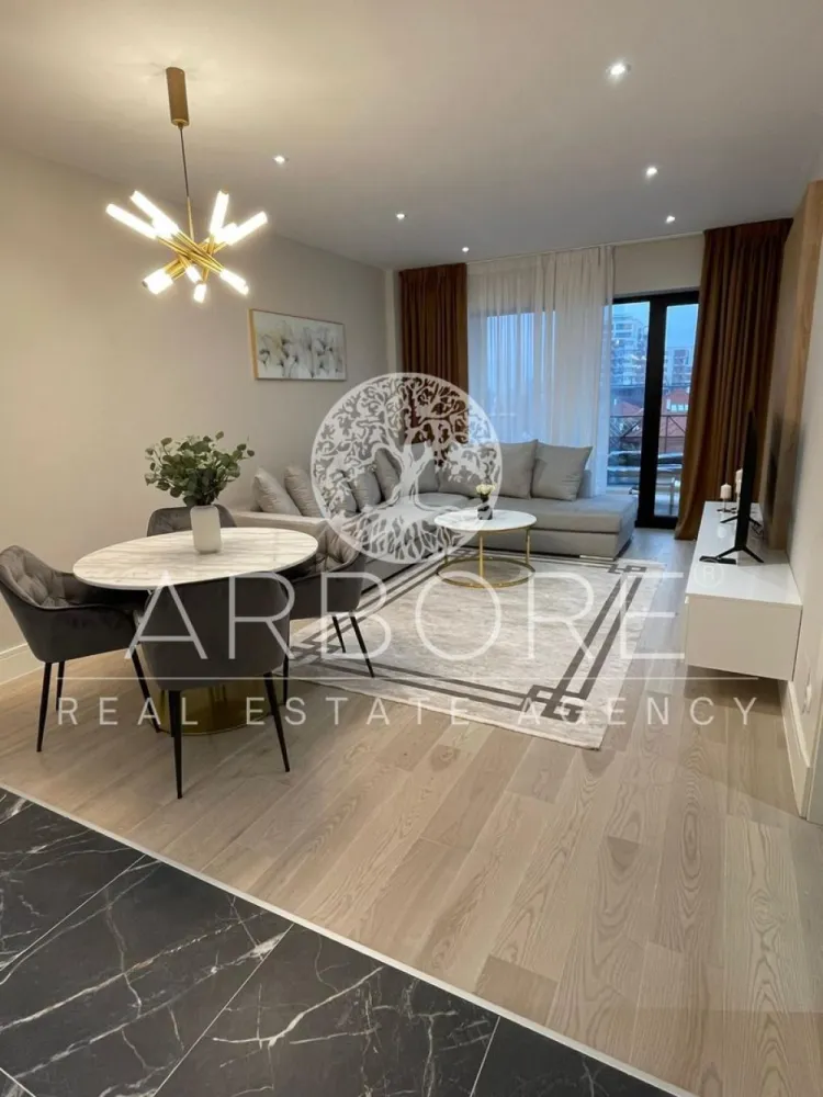 Apartament premium 3 camere zona Pipera | Piscină, Gym, Parcare - Arbore Real Estate vă propune spre închiriere un apartament cu 3 camere situat în prestigiosul ansamblu Triana Residence, Pipera – o locație premium, ideală pentru familii sau expați care doresc confort, siguranță și acces rapid la facilități esențiale.

📍 Localizare excelentă – în apropiere de:

Școli internaționale de top: American School, British School, Lycée Français "Anna de Noailles", Mark Twain, Avenor College
Universitatea Româno-Americană
Centre comerciale: Băneasa Shopping City, Jolie Ville, Strip Mall
Cluburi și facilități de lifestyle: Stejarii Country Club, World Class Jolie Ville, Atlantis Club
Pădurea Băneasa – pentru aer curat și relaxare în natură
🏢 Detalii proprietate:

Suprafață utilă: 84 mp
Compartimentare practică: living luminos, bucătărie open-space, 2 dormitoare, 2 băi, balcon
Loc de parcare subteran inclus
Mobilat modern și complet utilat
🎯 Facilități premium în complex:

Sală de fitness complet echipată
Piscină exterioară
Loc de joacă pentru copii
Zonă de relaxare privată

Preț: 1300+ tva

📞 Disponibil imediat! Contactați-ne pentru vizionare.