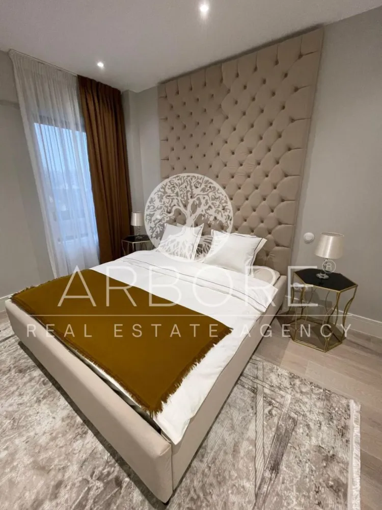 Apartament premium 3 camere zona Pipera | Piscină, Gym, Parcare - Arbore Real Estate vă propune spre închiriere un apartament cu 3 camere situat în prestigiosul ansamblu Triana Residence, Pipera – o locație premium, ideală pentru familii sau expați care doresc confort, siguranță și acces rapid la facilități esențiale.

📍 Localizare excelentă – în apropiere de:

Școli internaționale de top: American School, British School, Lycée Français "Anna de Noailles", Mark Twain, Avenor College
Universitatea Româno-Americană
Centre comerciale: Băneasa Shopping City, Jolie Ville, Strip Mall
Cluburi și facilități de lifestyle: Stejarii Country Club, World Class Jolie Ville, Atlantis Club
Pădurea Băneasa – pentru aer curat și relaxare în natură
🏢 Detalii proprietate:

Suprafață utilă: 84 mp
Compartimentare practică: living luminos, bucătărie open-space, 2 dormitoare, 2 băi, balcon
Loc de parcare subteran inclus
Mobilat modern și complet utilat
🎯 Facilități premium în complex:

Sală de fitness complet echipată
Piscină exterioară
Loc de joacă pentru copii
Zonă de relaxare privată

Preț: 1300+ tva

📞 Disponibil imediat! Contactați-ne pentru vizionare.
