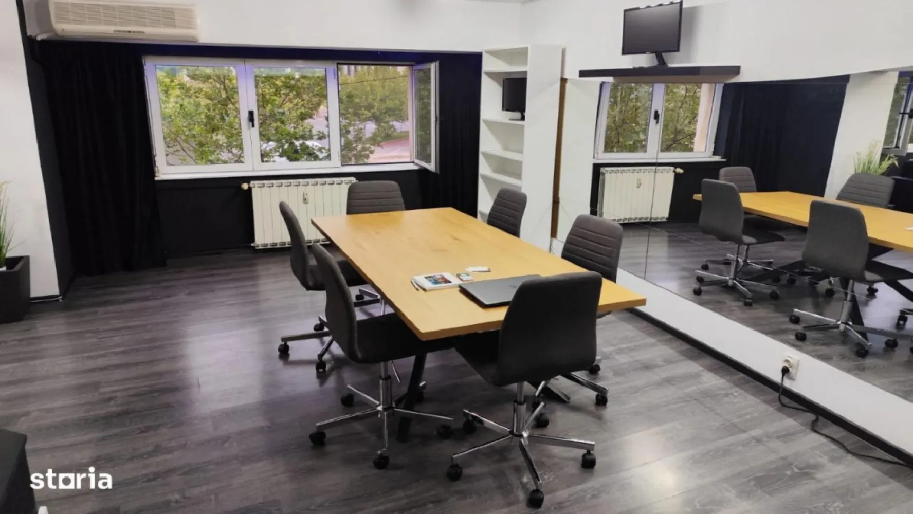 Apartament open space Unirii Goga • Home-Office • - : Unirii, O. Goga, Camera de Comert, Biblioteca Nationala - direct proprietar, 0% comision!
 
, cu bucatarie deschisa complet utilata. Barul - cu blat de marmura Carrara alba - confera un aer relaxat, da senzatia de puritate si curatenie, luminand si marind spatiul - solutia chic pentru bucataria, diningul si livingul modern al unui interior inedit.
• Poate fi folosit ca locuinta (de serviciu) sau home-office, birou, cabinet, studiou. Imobil mixt (locuinte + birouri).
 • Apartamentul poate fi personalizat/modificat si mobilat după scopurile, interesele și gusturile chiriașului.
 • Vedere mixta, foarte luminos.
• Ca nivel de finisaje dispune de: gresie, faianta, parchet, ferestre termopan, usa metalica la intrare.
• Dotari: Aer conditionat LG, masina de spalat rufe Whirlpool, aragaz mixt 4 arzatoare, hota, cuptor cu microunde Samsung, frigider, cafetiera, vesela completa, canapea 3 locuri JYSK, masa dining + 6 scaune catifea JYSK, biblioteca IKEA, draperii, pat dublu, noptiere, veioze, scaune bar, uscator par Rowenta, aspirator Samsung, etc 
 • Oglinzile aplicate in mod generos – un exercitiu vizual de imaginatie – sporesc senzatia de spatiu si aduc dinamism functional ca expansiune vizuala a spatiului.
 • Acces dublu stradal. Imobil (bloc) cu paza, supraveghere video 24/7.
 • Strazile si spatiile verzi bine amenajate cu mici parculete in apropierea imobilului. Zona linistita, etaj 1 din 8, bloc finalizat in 2001. 
• Acces facil la toate mijloacele de transport, magazine, piete, baruri, pub-uri, restaurante. Parcare disponibila in proximitate.
 
 bd. Octavian Goga nr. 4, bloc M26, scara 2, sector 3, 030982 – Bucureşti
 zona: Unirii, bd. Octavian Goga, Camera de Comert (CCIR), Biblioteca Nationala (BN), Teatrul National de Opereta, Tribunalul Bucuresti
 
s://maps.app.goo.gl/5suNRY2sdu9BvNdM6
s://maps.app.goo.gl/G8CkGyxGiUDrjer76
 
650 euro / luna + garantie  |  inchiriere direct propietar (fara comisioane)
 
apartamentul oglinzilor: viata e ca o oglinda... iti surade daca o privesti zambind!
