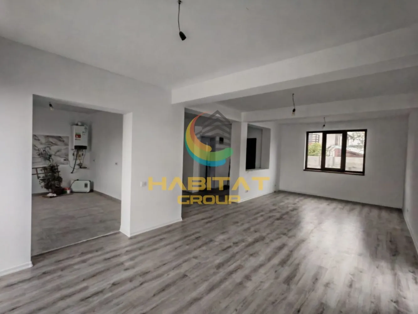 Vila 4 camere, teren 320 mp, incalzire in pardoseala - Berceni - Habitat Group vă propune spre vânzare o vilă modernă situată în Berceni, ideală pentru familiile care caută confort, spațiu și finisaje premium, într-o zonă rezidențială aflată în plină dezvoltare.

Proprietatea are o suprafață utilă de 120 mp și este amplasată pe un teren de 320 mp, fiind compartimentată eficient în 4 camere luminoase, 2 băi moderne și bucătărie închisă.

Locuința beneficiază de:
- terasă generoasă de 22,4 mp;
- pod și beci pentru spații suplimentare de depozitare;
- încălzire în pardoseală;
- tâmplărie Veka cu geam tripan;
- centrală proprie pe gaz;
- curent electric și fosă septică;
- gard din beton pentru intimitate și siguranță.

Această casă de vânzare în Berceni este alegerea ideală pentru cei care își doresc o locuință modernă, eficientă energetic și aproape de București.

Preț: 165.000 EUR | Comision 0%

📞 Contact: Cornel Blănaru – 0773 795 896