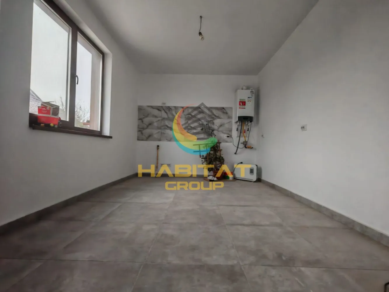 Vila 4 camere, teren 320 mp, incalzire in pardoseala - Berceni - Habitat Group vă propune spre vânzare o vilă modernă situată în Berceni, ideală pentru familiile care caută confort, spațiu și finisaje premium, într-o zonă rezidențială aflată în plină dezvoltare.

Proprietatea are o suprafață utilă de 120 mp și este amplasată pe un teren de 320 mp, fiind compartimentată eficient în 4 camere luminoase, 2 băi moderne și bucătărie închisă.

Locuința beneficiază de:
- terasă generoasă de 22,4 mp;
- pod și beci pentru spații suplimentare de depozitare;
- încălzire în pardoseală;
- tâmplărie Veka cu geam tripan;
- centrală proprie pe gaz;
- curent electric și fosă septică;
- gard din beton pentru intimitate și siguranță.

Această casă de vânzare în Berceni este alegerea ideală pentru cei care își doresc o locuință modernă, eficientă energetic și aproape de București.

Preț: 165.000 EUR | Comision 0%

📞 Contact: Cornel Blănaru – 0773 795 896