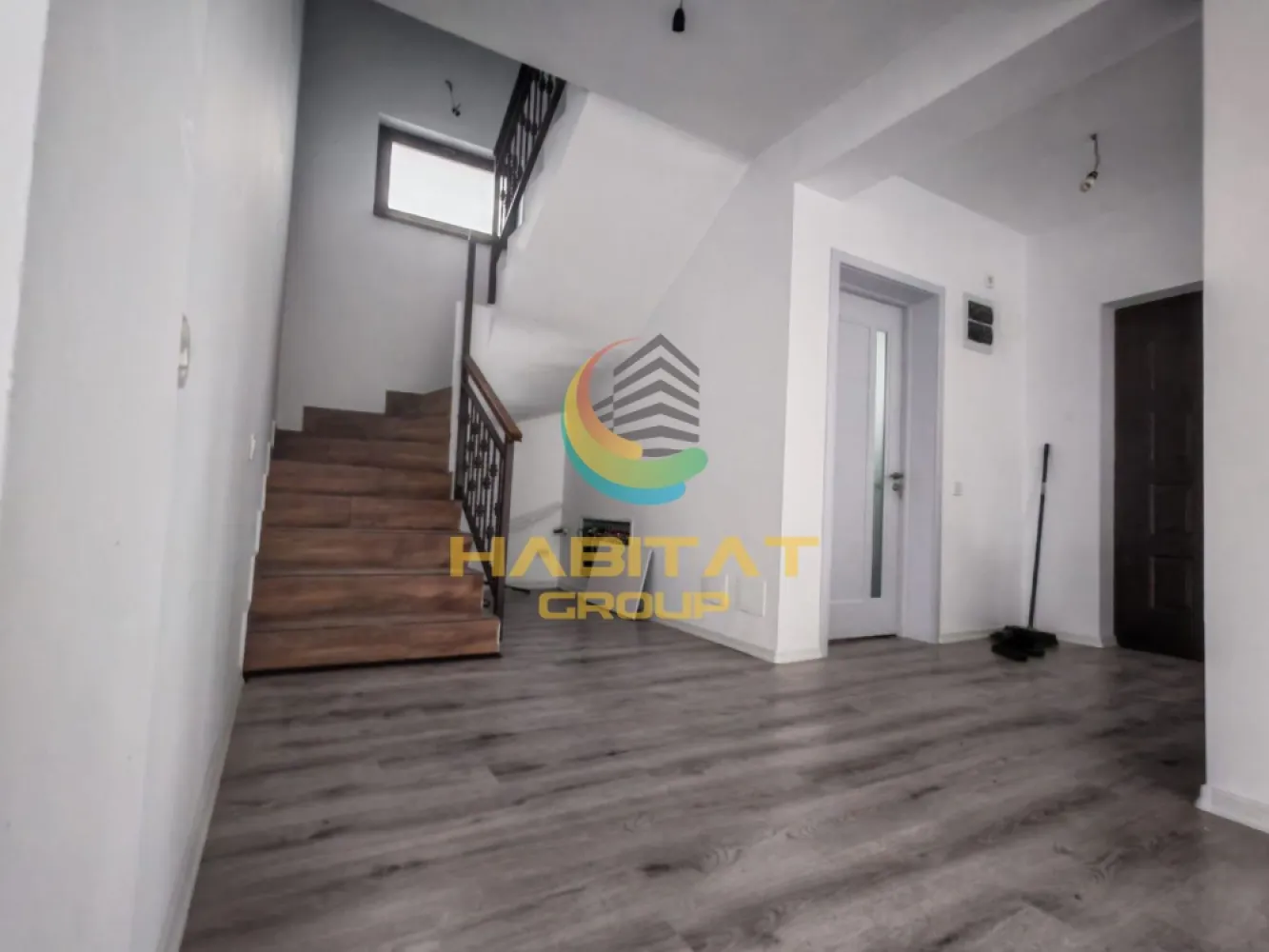 Vila 4 camere, teren 320 mp, incalzire in pardoseala - Berceni - Habitat Group vă propune spre vânzare o vilă modernă situată în Berceni, ideală pentru familiile care caută confort, spațiu și finisaje premium, într-o zonă rezidențială aflată în plină dezvoltare.

Proprietatea are o suprafață utilă de 120 mp și este amplasată pe un teren de 320 mp, fiind compartimentată eficient în 4 camere luminoase, 2 băi moderne și bucătărie închisă.

Locuința beneficiază de:
- terasă generoasă de 22,4 mp;
- pod și beci pentru spații suplimentare de depozitare;
- încălzire în pardoseală;
- tâmplărie Veka cu geam tripan;
- centrală proprie pe gaz;
- curent electric și fosă septică;
- gard din beton pentru intimitate și siguranță.

Această casă de vânzare în Berceni este alegerea ideală pentru cei care își doresc o locuință modernă, eficientă energetic și aproape de București.

Preț: 165.000 EUR | Comision 0%

📞 Contact: Cornel Blănaru – 0773 795 896
