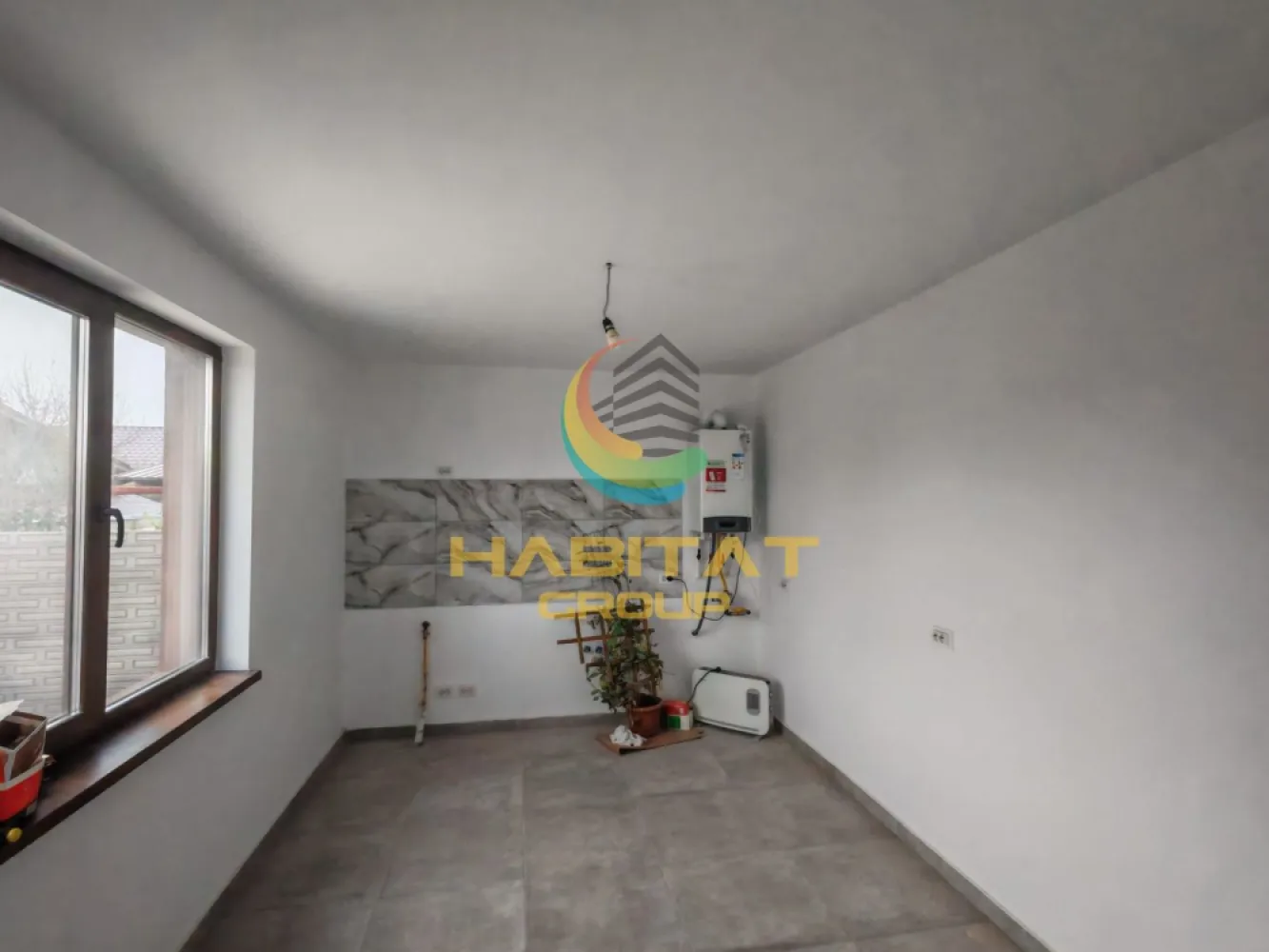 Vila 4 camere, teren 320 mp, incalzire in pardoseala - Berceni - Habitat Group vă propune spre vânzare o vilă modernă situată în Berceni, ideală pentru familiile care caută confort, spațiu și finisaje premium, într-o zonă rezidențială aflată în plină dezvoltare.

Proprietatea are o suprafață utilă de 120 mp și este amplasată pe un teren de 320 mp, fiind compartimentată eficient în 4 camere luminoase, 2 băi moderne și bucătărie închisă.

Locuința beneficiază de:
- terasă generoasă de 22,4 mp;
- pod și beci pentru spații suplimentare de depozitare;
- încălzire în pardoseală;
- tâmplărie Veka cu geam tripan;
- centrală proprie pe gaz;
- curent electric și fosă septică;
- gard din beton pentru intimitate și siguranță.

Această casă de vânzare în Berceni este alegerea ideală pentru cei care își doresc o locuință modernă, eficientă energetic și aproape de București.

Preț: 165.000 EUR | Comision 0%

📞 Contact: Cornel Blănaru – 0773 795 896