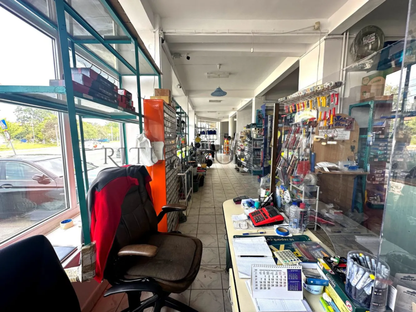 Spatiu Comercial Rogerius, Zona cu Trafic Intens, 265mp Utili - Ritus Dominii vă oferă spre vânzare un spațiu comercial în cartierul Rogerius, chiar lângă restaurantul McDonalds de pe Strada Stefan cel Mare. Spațiul beneficiază de o poziție strategică cu o vizibilitate uriașă, și un trafic de potențial clienți mult peste medie. Spațiul este la parterul unui bloc vechi, și dispune de 265mp utili, compartimentat cu 4 încăperi separate, și o baie. Frontul stradal și vitrina sunt de 23ml, și accesul se poate face atât din fața spațiului cât și din spate unde beneficiază de o rampă de încărcare/descărcare cu o înălțime de 0.8-1m. Aproximativ 10 locuri de parcare sunt la liber în fața proprietății.

Sper că v-am stârnit interesul, iar pentru mai multe informații aștept un apel sau un mesaj din partea dumneavoastră!