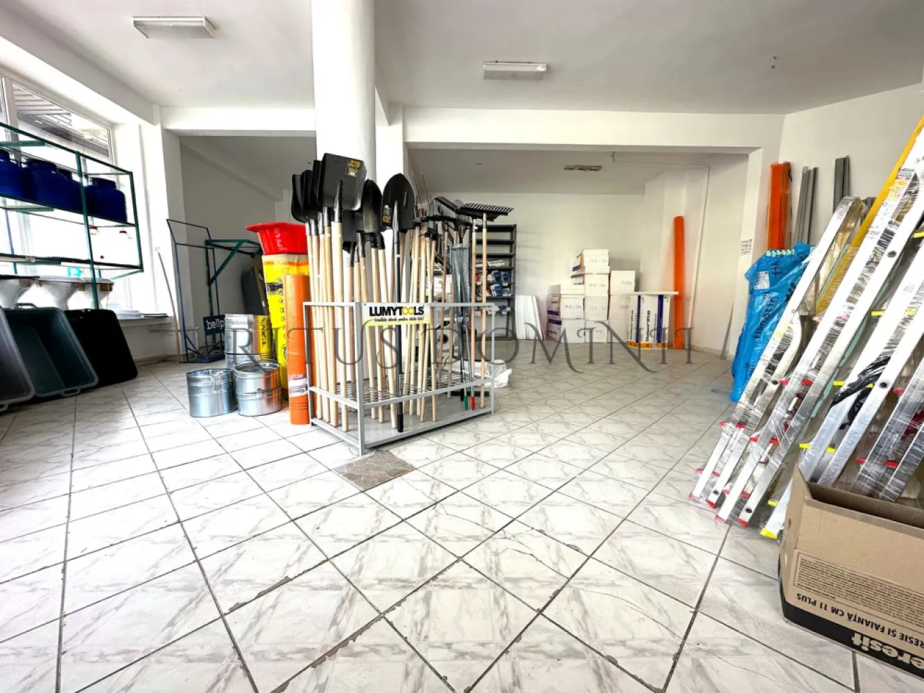 Spatiu Comercial Rogerius, Zona cu Trafic Intens, 265mp Utili - Ritus Dominii vă oferă spre vânzare un spațiu comercial în cartierul Rogerius, chiar lângă restaurantul McDonalds de pe Strada Stefan cel Mare. Spațiul beneficiază de o poziție strategică cu o vizibilitate uriașă, și un trafic de potențial clienți mult peste medie. Spațiul este la parterul unui bloc vechi, și dispune de 265mp utili, compartimentat cu 4 încăperi separate, și o baie. Frontul stradal și vitrina sunt de 23ml, și accesul se poate face atât din fața spațiului cât și din spate unde beneficiază de o rampă de încărcare/descărcare cu o înălțime de 0.8-1m. Aproximativ 10 locuri de parcare sunt la liber în fața proprietății.

Sper că v-am stârnit interesul, iar pentru mai multe informații aștept un apel sau un mesaj din partea dumneavoastră!