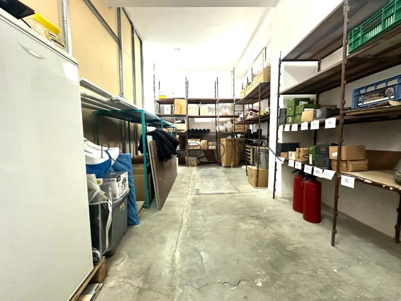 Spatiu Comercial Rogerius, Zona cu Trafic Intens, 265mp Utili - Ritus Dominii vă oferă spre vânzare un spațiu comercial în cartierul Rogerius, chiar lângă restaurantul McDonalds de pe Strada Stefan cel Mare. Spațiul beneficiază de o poziție strategică cu o vizibilitate uriașă, și un trafic de potențial clienți mult peste medie. Spațiul este la parterul unui bloc vechi, și dispune de 265mp utili, compartimentat cu 4 încăperi separate, și o baie. Frontul stradal și vitrina sunt de 23ml, și accesul se poate face atât din fața spațiului cât și din spate unde beneficiază de o rampă de încărcare/descărcare cu o înălțime de 0.8-1m. Aproximativ 10 locuri de parcare sunt la liber în fața proprietății.

Sper că v-am stârnit interesul, iar pentru mai multe informații aștept un apel sau un mesaj din partea dumneavoastră!