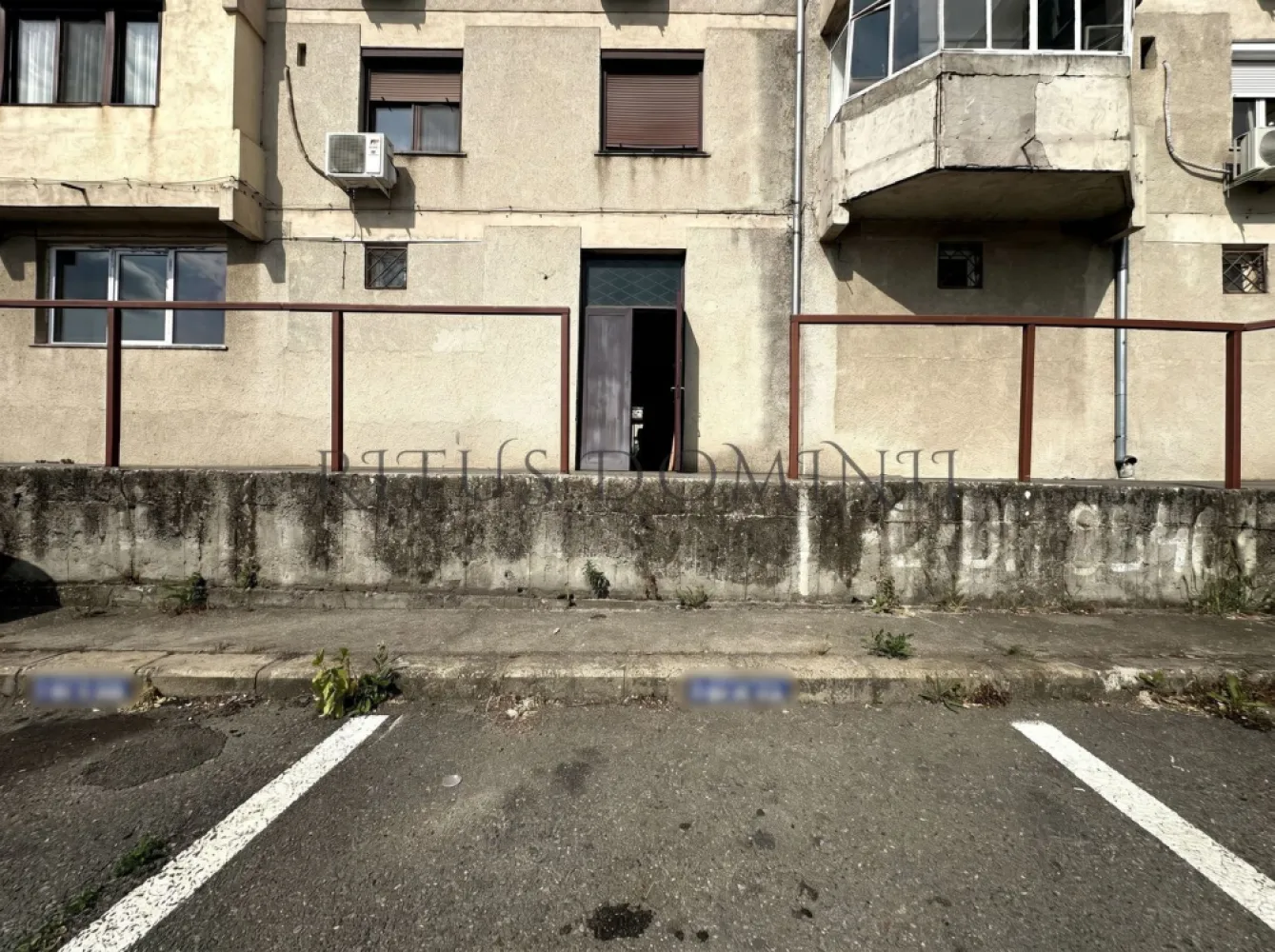 Spatiu Comercial Rogerius, Zona cu Trafic Intens, 265mp Utili - Ritus Dominii vă oferă spre vânzare un spațiu comercial în cartierul Rogerius, chiar lângă restaurantul McDonalds de pe Strada Stefan cel Mare. Spațiul beneficiază de o poziție strategică cu o vizibilitate uriașă, și un trafic de potențial clienți mult peste medie. Spațiul este la parterul unui bloc vechi, și dispune de 265mp utili, compartimentat cu 4 încăperi separate, și o baie. Frontul stradal și vitrina sunt de 23ml, și accesul se poate face atât din fața spațiului cât și din spate unde beneficiază de o rampă de încărcare/descărcare cu o înălțime de 0.8-1m. Aproximativ 10 locuri de parcare sunt la liber în fața proprietății.

Sper că v-am stârnit interesul, iar pentru mai multe informații aștept un apel sau un mesaj din partea dumneavoastră!