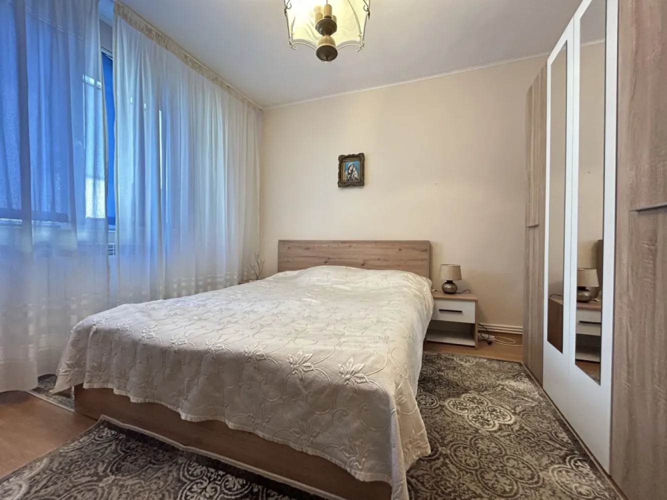 Apartament 2 camere Tomis 2 - Spitalul Judetean - Cauți să închiriezi un apartament într-o zonă liniștită, cu foarte multe facilități pentru tine și familia ta? Cum ar fi dacă ți-ai găsi confortul într-un apartament care îmbină stilul clasic cu cel modern, situat în vecinătatea Spitalului Clinic Județean de Urgență Constanța din cartierul Tomis 2?
- zonă liniștită
- balcon închis
- mobilat și utilat
- centrală termică
- preț excelent

Vă propun spre închiriere un apartament de 2 camere semidecomandat în vecinătatea Spitalului Clinic Județean de Urgență Constanța din cartierul Tomis 2.

Avantajele zonei:
- Spitalul Clinic Județean de Urgență Constanța (5 min)
- Parc Tomis 2 (3 min)
- Supermarket Profi (3 min)
- Supermarket Mega Image (5 min)
- Centrul Comercial Marvimex (1 min)
- Supermarket Penny (3 min)
- Supermarket La Doi Pași (1 min)
- Farmacii, bănci (3 min)
- Liceul Internațional (3 min)
- Liceul Tehnologic Tomis (3 min)
- Școala Gimnazială nr. 30 Gheorghe Țițeica (5 min)
- Școala Generală a Colegiului Național Mircea cel Bătrân (2 min)
- Grădinița nr. 8 cu program prelungit (2 min)
- Grădinița cu program prelungit Roboțel (2 min)
- Mijoloace de transport ă comun (3 min)

Beneficiile tehnice:
- Apartament încadrat
- Balcon închis
- Mobilat și utilat
- Centrală termică
- Gresie, faianță, parchet, termopan
- Ușile interioare noi

Orientarea apartamentului:
- Sud-Vest

Criteriile de închiriere:
- Nu se acceptă familii cu copii mici
- Nu se acceptă animale de companie
- Garanția percepută este echivalentă cu o lună de chirie
- Chiria se achită anticipat, lunar, prin virament bancar sau în numerar
- Contractul de închiriere se înregistrează la ANAF, perioada de închiriere minim 1 an

Comisioanele practicate de biroul nostru pentru închirierea aceastei proprietăți:
- 100% dintr-o chirie pentru proprietar
- 0% dintr-o chirie pentru chiriaș

Avantajele zonei și beneficiile proprietății îți oferă un confort sporit, siguranța unui cămin cald și primitor și sentimentul de acasă.

Sună-mă ACUM pentru stabilirea unei vizionări!