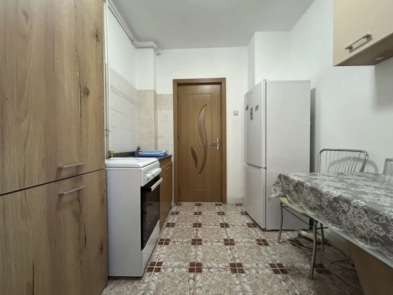 Apartament 2 camere Tomis 2 - Spitalul Judetean - Cauți să închiriezi un apartament într-o zonă liniștită, cu foarte multe facilități pentru tine și familia ta? Cum ar fi dacă ți-ai găsi confortul într-un apartament care îmbină stilul clasic cu cel modern, situat în vecinătatea Spitalului Clinic Județean de Urgență Constanța din cartierul Tomis 2?
- zonă liniștită
- balcon închis
- mobilat și utilat
- centrală termică
- preț excelent

Vă propun spre închiriere un apartament de 2 camere semidecomandat în vecinătatea Spitalului Clinic Județean de Urgență Constanța din cartierul Tomis 2.

Avantajele zonei:
- Spitalul Clinic Județean de Urgență Constanța (5 min)
- Parc Tomis 2 (3 min)
- Supermarket Profi (3 min)
- Supermarket Mega Image (5 min)
- Centrul Comercial Marvimex (1 min)
- Supermarket Penny (3 min)
- Supermarket La Doi Pași (1 min)
- Farmacii, bănci (3 min)
- Liceul Internațional (3 min)
- Liceul Tehnologic Tomis (3 min)
- Școala Gimnazială nr. 30 Gheorghe Țițeica (5 min)
- Școala Generală a Colegiului Național Mircea cel Bătrân (2 min)
- Grădinița nr. 8 cu program prelungit (2 min)
- Grădinița cu program prelungit Roboțel (2 min)
- Mijoloace de transport ă comun (3 min)

Beneficiile tehnice:
- Apartament încadrat
- Balcon închis
- Mobilat și utilat
- Centrală termică
- Gresie, faianță, parchet, termopan
- Ușile interioare noi

Orientarea apartamentului:
- Sud-Vest

Criteriile de închiriere:
- Nu se acceptă familii cu copii mici
- Nu se acceptă animale de companie
- Garanția percepută este echivalentă cu o lună de chirie
- Chiria se achită anticipat, lunar, prin virament bancar sau în numerar
- Contractul de închiriere se înregistrează la ANAF, perioada de închiriere minim 1 an

Comisioanele practicate de biroul nostru pentru închirierea aceastei proprietăți:
- 100% dintr-o chirie pentru proprietar
- 0% dintr-o chirie pentru chiriaș

Avantajele zonei și beneficiile proprietății îți oferă un confort sporit, siguranța unui cămin cald și primitor și sentimentul de acasă.

Sună-mă ACUM pentru stabilirea unei vizionări!
