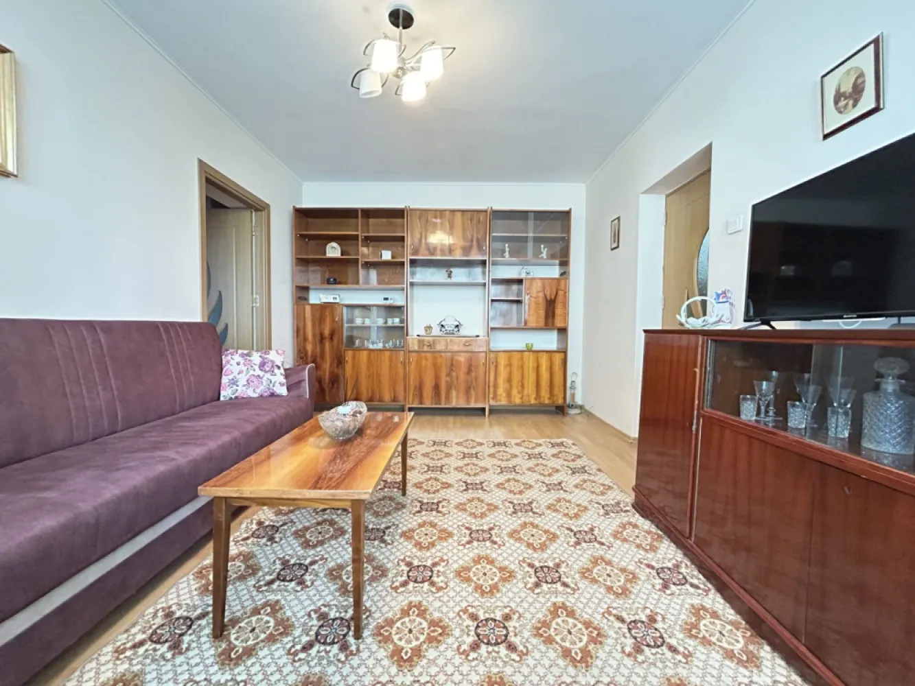 Apartament 2 camere Tomis 2 - Spitalul Judetean - Cauți să închiriezi un apartament într-o zonă liniștită, cu foarte multe facilități pentru tine și familia ta? Cum ar fi dacă ți-ai găsi confortul într-un apartament care îmbină stilul clasic cu cel modern, situat în vecinătatea Spitalului Clinic Județean de Urgență Constanța din cartierul Tomis 2?
- zonă liniștită
- balcon închis
- mobilat și utilat
- centrală termică
- preț excelent

Vă propun spre închiriere un apartament de 2 camere semidecomandat în vecinătatea Spitalului Clinic Județean de Urgență Constanța din cartierul Tomis 2.

Avantajele zonei:
- Spitalul Clinic Județean de Urgență Constanța (5 min)
- Parc Tomis 2 (3 min)
- Supermarket Profi (3 min)
- Supermarket Mega Image (5 min)
- Centrul Comercial Marvimex (1 min)
- Supermarket Penny (3 min)
- Supermarket La Doi Pași (1 min)
- Farmacii, bănci (3 min)
- Liceul Internațional (3 min)
- Liceul Tehnologic Tomis (3 min)
- Școala Gimnazială nr. 30 Gheorghe Țițeica (5 min)
- Școala Generală a Colegiului Național Mircea cel Bătrân (2 min)
- Grădinița nr. 8 cu program prelungit (2 min)
- Grădinița cu program prelungit Roboțel (2 min)
- Mijoloace de transport ă comun (3 min)

Beneficiile tehnice:
- Apartament încadrat
- Balcon închis
- Mobilat și utilat
- Centrală termică
- Gresie, faianță, parchet, termopan
- Ușile interioare noi

Orientarea apartamentului:
- Sud-Vest

Criteriile de închiriere:
- Nu se acceptă familii cu copii mici
- Nu se acceptă animale de companie
- Garanția percepută este echivalentă cu o lună de chirie
- Chiria se achită anticipat, lunar, prin virament bancar sau în numerar
- Contractul de închiriere se înregistrează la ANAF, perioada de închiriere minim 1 an

Comisioanele practicate de biroul nostru pentru închirierea aceastei proprietăți:
- 100% dintr-o chirie pentru proprietar
- 0% dintr-o chirie pentru chiriaș

Avantajele zonei și beneficiile proprietății îți oferă un confort sporit, siguranța unui cămin cald și primitor și sentimentul de acasă.

Sună-mă ACUM pentru stabilirea unei vizionări!