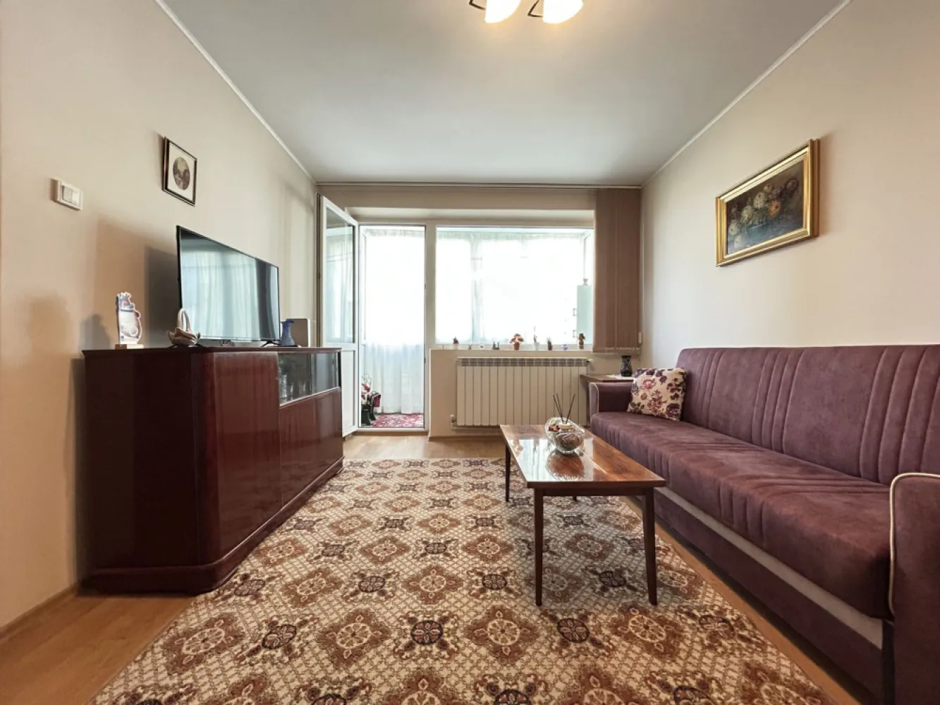 Apartament 2 camere Tomis 2 - Spitalul Judetean - Cauți să închiriezi un apartament într-o zonă liniștită, cu foarte multe facilități pentru tine și familia ta? Cum ar fi dacă ți-ai găsi confortul într-un apartament care îmbină stilul clasic cu cel modern, situat în vecinătatea Spitalului Clinic Județean de Urgență Constanța din cartierul Tomis 2?
- zonă liniștită
- balcon închis
- mobilat și utilat
- centrală termică
- preț excelent

Vă propun spre închiriere un apartament de 2 camere semidecomandat în vecinătatea Spitalului Clinic Județean de Urgență Constanța din cartierul Tomis 2.

Avantajele zonei:
- Spitalul Clinic Județean de Urgență Constanța (5 min)
- Parc Tomis 2 (3 min)
- Supermarket Profi (3 min)
- Supermarket Mega Image (5 min)
- Centrul Comercial Marvimex (1 min)
- Supermarket Penny (3 min)
- Supermarket La Doi Pași (1 min)
- Farmacii, bănci (3 min)
- Liceul Internațional (3 min)
- Liceul Tehnologic Tomis (3 min)
- Școala Gimnazială nr. 30 Gheorghe Țițeica (5 min)
- Școala Generală a Colegiului Național Mircea cel Bătrân (2 min)
- Grădinița nr. 8 cu program prelungit (2 min)
- Grădinița cu program prelungit Roboțel (2 min)
- Mijoloace de transport ă comun (3 min)

Beneficiile tehnice:
- Apartament încadrat
- Balcon închis
- Mobilat și utilat
- Centrală termică
- Gresie, faianță, parchet, termopan
- Ușile interioare noi

Orientarea apartamentului:
- Sud-Vest

Criteriile de închiriere:
- Nu se acceptă familii cu copii mici
- Nu se acceptă animale de companie
- Garanția percepută este echivalentă cu o lună de chirie
- Chiria se achită anticipat, lunar, prin virament bancar sau în numerar
- Contractul de închiriere se înregistrează la ANAF, perioada de închiriere minim 1 an

Comisioanele practicate de biroul nostru pentru închirierea aceastei proprietăți:
- 100% dintr-o chirie pentru proprietar
- 0% dintr-o chirie pentru chiriaș

Avantajele zonei și beneficiile proprietății îți oferă un confort sporit, siguranța unui cămin cald și primitor și sentimentul de acasă.

Sună-mă ACUM pentru stabilirea unei vizionări!