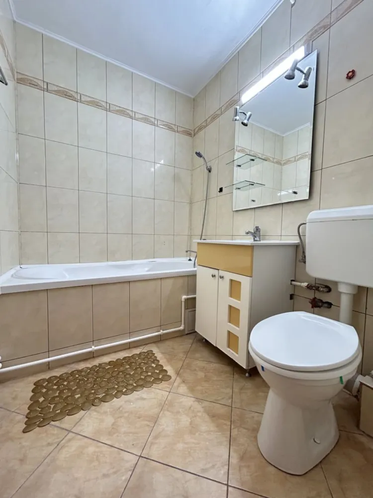 Apartament 2 camere Tomis 2 - Spitalul Judetean - Cauți să închiriezi un apartament într-o zonă liniștită, cu foarte multe facilități pentru tine și familia ta? Cum ar fi dacă ți-ai găsi confortul într-un apartament care îmbină stilul clasic cu cel modern, situat în vecinătatea Spitalului Clinic Județean de Urgență Constanța din cartierul Tomis 2?
- zonă liniștită
- balcon închis
- mobilat și utilat
- centrală termică
- preț excelent

Vă propun spre închiriere un apartament de 2 camere semidecomandat în vecinătatea Spitalului Clinic Județean de Urgență Constanța din cartierul Tomis 2.

Avantajele zonei:
- Spitalul Clinic Județean de Urgență Constanța (5 min)
- Parc Tomis 2 (3 min)
- Supermarket Profi (3 min)
- Supermarket Mega Image (5 min)
- Centrul Comercial Marvimex (1 min)
- Supermarket Penny (3 min)
- Supermarket La Doi Pași (1 min)
- Farmacii, bănci (3 min)
- Liceul Internațional (3 min)
- Liceul Tehnologic Tomis (3 min)
- Școala Gimnazială nr. 30 Gheorghe Țițeica (5 min)
- Școala Generală a Colegiului Național Mircea cel Bătrân (2 min)
- Grădinița nr. 8 cu program prelungit (2 min)
- Grădinița cu program prelungit Roboțel (2 min)
- Mijoloace de transport ă comun (3 min)

Beneficiile tehnice:
- Apartament încadrat
- Balcon închis
- Mobilat și utilat
- Centrală termică
- Gresie, faianță, parchet, termopan
- Ușile interioare noi

Orientarea apartamentului:
- Sud-Vest

Criteriile de închiriere:
- Nu se acceptă familii cu copii mici
- Nu se acceptă animale de companie
- Garanția percepută este echivalentă cu o lună de chirie
- Chiria se achită anticipat, lunar, prin virament bancar sau în numerar
- Contractul de închiriere se înregistrează la ANAF, perioada de închiriere minim 1 an

Comisioanele practicate de biroul nostru pentru închirierea aceastei proprietăți:
- 100% dintr-o chirie pentru proprietar
- 0% dintr-o chirie pentru chiriaș

Avantajele zonei și beneficiile proprietății îți oferă un confort sporit, siguranța unui cămin cald și primitor și sentimentul de acasă.

Sună-mă ACUM pentru stabilirea unei vizionări!