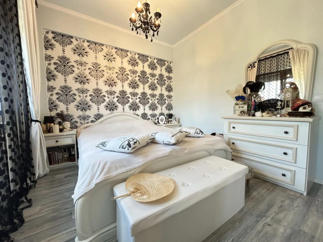 Apartament 2 camere Tomis Plus - loc parcare subteran - Vă propunem spre vânzare un apartament cu 2 camere în zona Tomis Plus, la etajul 2 al unui imobil cu 2 etaje, edificat în anul 2011. Blocul este izolat termic.

Apartamentul este decomandat, are 1 grup sanitar, 2 balcoane (3 mp și 10 mp) și o suprafață totală de 71.75 mp. În plus, imobilul dispune de un loc de parcare subteran în proprietate.

Geamurile sunt tip termopan, ușa de la intrare este metalică. Încălzirea se face cu ajutorul centralei termice proprii. Vederea imobilului este bilaterală. 

Imobilul se află într-o zonă cu acces facil la hipermarket-uri, loc de joacă pentru copii, școală, grădiniță, supermarket-uri, farmacii, bănci, benzinărie, mijloace de transport în comun. Este ideal pentru orice familie, deoarece zona oferă toate facilitățile.

Avantajele zonei:
- Complex Comercial TOM (5 min)
- Supermarket Profi (3 min)
- Supermarket Mega Image (3 min)
- Farmacii, bănci (3 min)
- Mijloace de transport în comun (3 min)

Beneficiile tehnice:
- Apartament decomandat
- Suprafață generoasă (71.75 mp)
- Bloc izolat termic
- 2 balcoane închise
- Garaj – loc parcare subteran
- Centrală termică
- Gresie, faianță, parchet, termopane

Modalități de cumpărare:
- cash
- credit (imobiliar/ipotecar/Noua Casa)

Avantajele zonei și beneficiile proprietății îți oferă un confort sporit, siguranța unui cămin cald și primitor și sentimentul de acasă.

Sună ACUM pentru stabilirea unei vizionări!

Vizionarea imobilului este condiționată de semnarea acordului de vizionare.