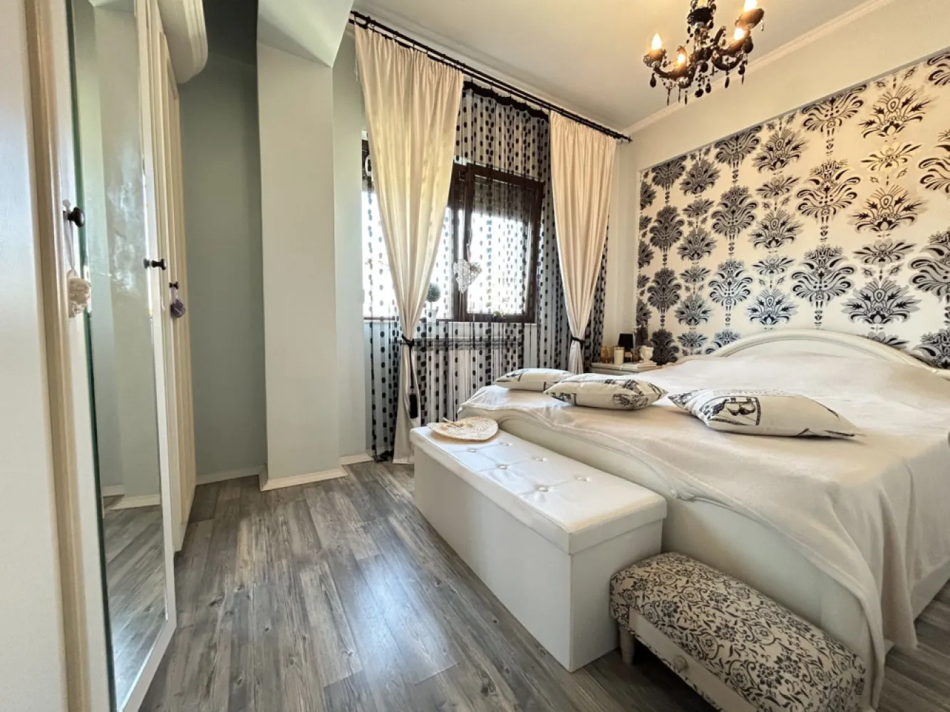 Apartament 2 camere Tomis Plus - loc parcare subteran - Vă propunem spre vânzare un apartament cu 2 camere în zona Tomis Plus, la etajul 2 al unui imobil cu 2 etaje, edificat în anul 2011. Blocul este izolat termic.

Apartamentul este decomandat, are 1 grup sanitar, 2 balcoane (3 mp și 10 mp) și o suprafață totală de 71.75 mp. În plus, imobilul dispune de un loc de parcare subteran în proprietate.

Geamurile sunt tip termopan, ușa de la intrare este metalică. Încălzirea se face cu ajutorul centralei termice proprii. Vederea imobilului este bilaterală. 

Imobilul se află într-o zonă cu acces facil la hipermarket-uri, loc de joacă pentru copii, școală, grădiniță, supermarket-uri, farmacii, bănci, benzinărie, mijloace de transport în comun. Este ideal pentru orice familie, deoarece zona oferă toate facilitățile.

Avantajele zonei:
- Complex Comercial TOM (5 min)
- Supermarket Profi (3 min)
- Supermarket Mega Image (3 min)
- Farmacii, bănci (3 min)
- Mijloace de transport în comun (3 min)

Beneficiile tehnice:
- Apartament decomandat
- Suprafață generoasă (71.75 mp)
- Bloc izolat termic
- 2 balcoane închise
- Garaj – loc parcare subteran
- Centrală termică
- Gresie, faianță, parchet, termopane

Modalități de cumpărare:
- cash
- credit (imobiliar/ipotecar/Noua Casa)

Avantajele zonei și beneficiile proprietății îți oferă un confort sporit, siguranța unui cămin cald și primitor și sentimentul de acasă.

Sună ACUM pentru stabilirea unei vizionări!

Vizionarea imobilului este condiționată de semnarea acordului de vizionare.