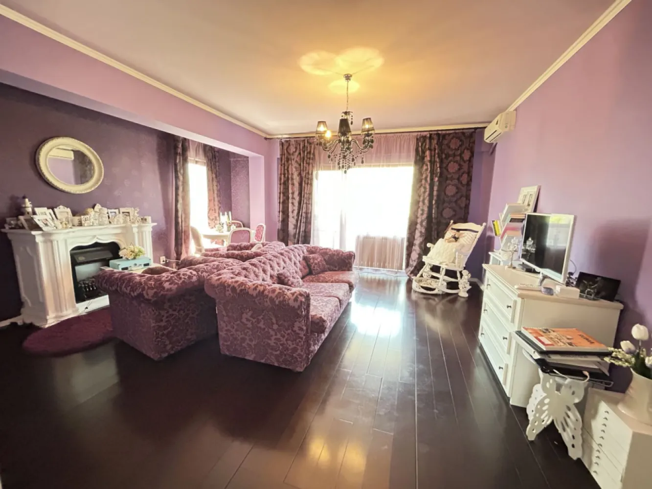 Apartament 2 camere Tomis Plus - loc parcare subteran - Vă propunem spre vânzare un apartament cu 2 camere în zona Tomis Plus, la etajul 2 al unui imobil cu 2 etaje, edificat în anul 2011. Blocul este izolat termic.

Apartamentul este decomandat, are 1 grup sanitar, 2 balcoane (3 mp și 10 mp) și o suprafață totală de 71.75 mp. În plus, imobilul dispune de un loc de parcare subteran în proprietate.

Geamurile sunt tip termopan, ușa de la intrare este metalică. Încălzirea se face cu ajutorul centralei termice proprii. Vederea imobilului este bilaterală. 

Imobilul se află într-o zonă cu acces facil la hipermarket-uri, loc de joacă pentru copii, școală, grădiniță, supermarket-uri, farmacii, bănci, benzinărie, mijloace de transport în comun. Este ideal pentru orice familie, deoarece zona oferă toate facilitățile.

Avantajele zonei:
- Complex Comercial TOM (5 min)
- Supermarket Profi (3 min)
- Supermarket Mega Image (3 min)
- Farmacii, bănci (3 min)
- Mijloace de transport în comun (3 min)

Beneficiile tehnice:
- Apartament decomandat
- Suprafață generoasă (71.75 mp)
- Bloc izolat termic
- 2 balcoane închise
- Garaj – loc parcare subteran
- Centrală termică
- Gresie, faianță, parchet, termopane

Modalități de cumpărare:
- cash
- credit (imobiliar/ipotecar/Noua Casa)

Avantajele zonei și beneficiile proprietății îți oferă un confort sporit, siguranța unui cămin cald și primitor și sentimentul de acasă.

Sună ACUM pentru stabilirea unei vizionări!

Vizionarea imobilului este condiționată de semnarea acordului de vizionare.