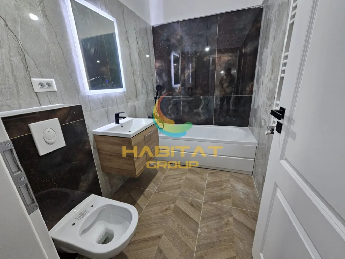 Apartament 3 camere finisaje premium Zona Brancoveanu Bloc 2025 - Cand parcul si metroul sunt aproape de casa, viata de familie capata alt ritm.
Dimineti mai linistite, seri petrecute in parc, mai putin timp pierdut in trafic si mai mult timp pentru cei dragi. Acest apartament de 3 camere, situat aproape de Oraselul Copiilor si de metrou Constantin Brancoveanu, este gandit pentru familiile care isi doresc confort modern intr-o zona verde, aerisita si bine conectata.
Pozitionat intr-un imobil boutique finalizat in 2025, apartamentul imbina perfect intimitatea unui bloc mic cu avantajele unei constructii noi si eficiente.

Detalii proprietate:
• 3 camere semidecomandate
• Suprafata: 76 mp
• 2 bai
• Etaj 1 din 3
• Compartimentare moderna si spatii luminoase
• Curte privata a complexului – ideala pentru relaxare si timp petrecut in familie

Finisaje si dotari premium:
• Tamplarie VEKA cu geam tripan
• Instalatii sanitare Grohe
• Centrala termica proprie
• Incalzire in pardoseala
• Finisaje premium atent alese

Zona este unul dintre cele mai mari avantaje:
• Metrou Constantin Brancoveanu – aproximativ 12 minute
• Oraselul Copiilor si Parcul Tineretului – la cateva minute
• Spitalul Marie Curie in apropiere
• Zona verde, linistita si foarte apreciata pentru familii
• Acces rapid catre scoli, gradinite si principalele puncte de interes din oras
Aici nu cumperi doar un apartament nou, ci un stil de viata echilibrat, intr-o zona unde copiii cresc aproape de parc, iar orasul ramane mereu la indemana.

Pret: 219.900 euro
Se accepta credit ipotecar
Monica Lupu | Agent imobiliar & broker de credite
Telefon / WhatsApp: 0722 422 318
Ofer asistenta gratuita pentru obtinerea finantarii si te ghidez pas cu pas, astfel incat tot procesul sa fie simplu, sigur si fara stres.