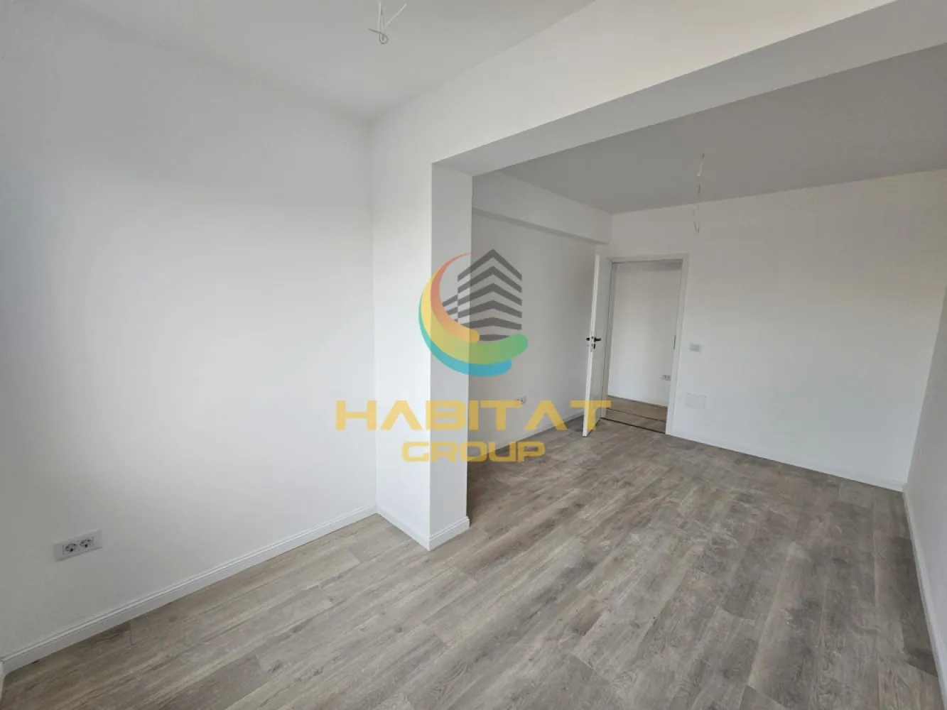 Apartament 3 camere finisaje premium Zona Brancoveanu Bloc 2025 - Cand parcul si metroul sunt aproape de casa, viata de familie capata alt ritm.
Dimineti mai linistite, seri petrecute in parc, mai putin timp pierdut in trafic si mai mult timp pentru cei dragi. Acest apartament de 3 camere, situat aproape de Oraselul Copiilor si de metrou Constantin Brancoveanu, este gandit pentru familiile care isi doresc confort modern intr-o zona verde, aerisita si bine conectata.
Pozitionat intr-un imobil boutique finalizat in 2025, apartamentul imbina perfect intimitatea unui bloc mic cu avantajele unei constructii noi si eficiente.

Detalii proprietate:
• 3 camere semidecomandate
• Suprafata: 76 mp
• 2 bai
• Etaj 1 din 3
• Compartimentare moderna si spatii luminoase
• Curte privata a complexului – ideala pentru relaxare si timp petrecut in familie

Finisaje si dotari premium:
• Tamplarie VEKA cu geam tripan
• Instalatii sanitare Grohe
• Centrala termica proprie
• Incalzire in pardoseala
• Finisaje premium atent alese

Zona este unul dintre cele mai mari avantaje:
• Metrou Constantin Brancoveanu – aproximativ 12 minute
• Oraselul Copiilor si Parcul Tineretului – la cateva minute
• Spitalul Marie Curie in apropiere
• Zona verde, linistita si foarte apreciata pentru familii
• Acces rapid catre scoli, gradinite si principalele puncte de interes din oras
Aici nu cumperi doar un apartament nou, ci un stil de viata echilibrat, intr-o zona unde copiii cresc aproape de parc, iar orasul ramane mereu la indemana.

Pret: 219.900 euro
Se accepta credit ipotecar
Monica Lupu | Agent imobiliar & broker de credite
Telefon / WhatsApp: 0722 422 318
Ofer asistenta gratuita pentru obtinerea finantarii si te ghidez pas cu pas, astfel incat tot procesul sa fie simplu, sigur si fara stres.