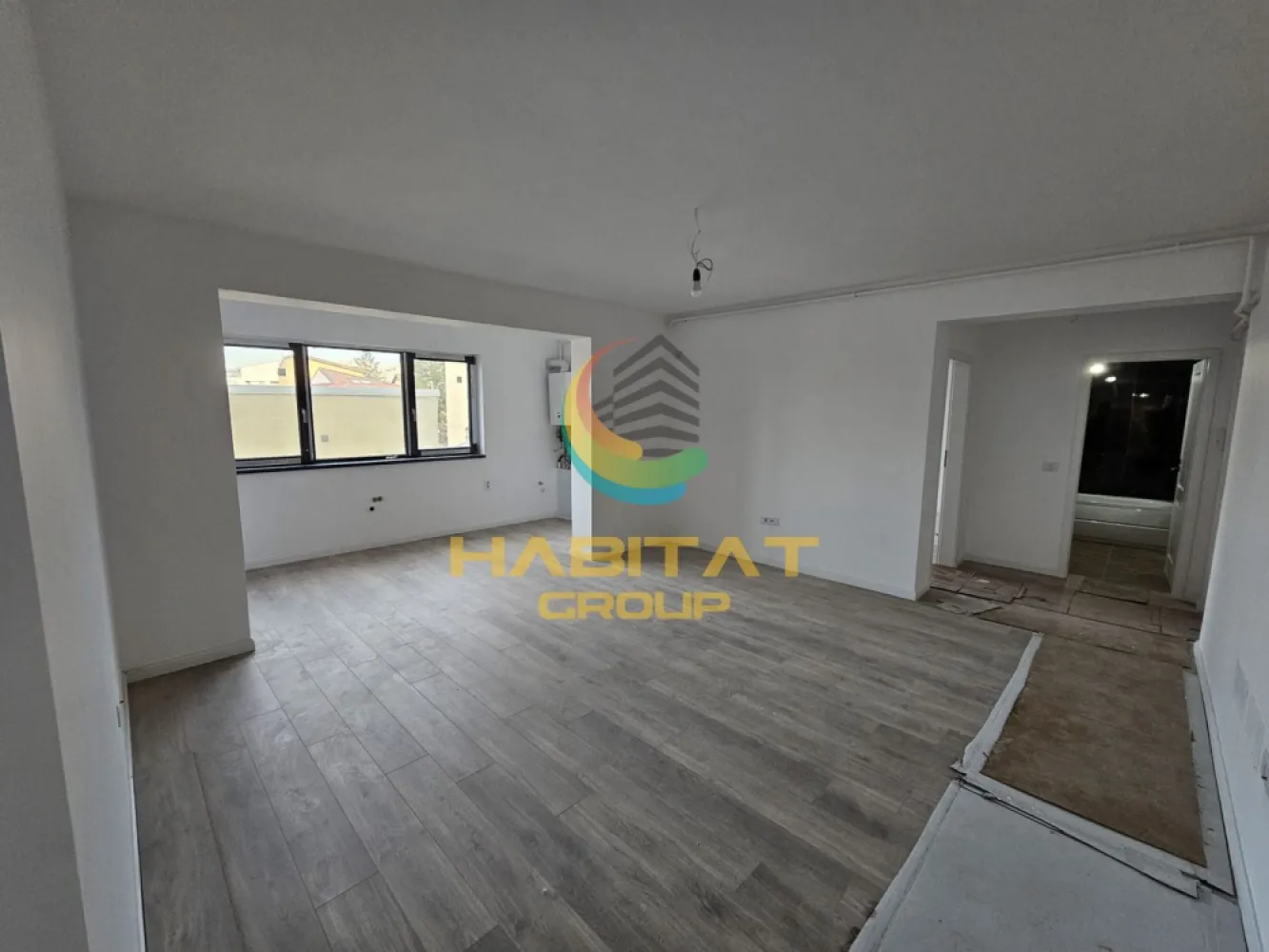 Apartament 3 camere finisaje premium Zona Brancoveanu Bloc 2025 - Cand parcul si metroul sunt aproape de casa, viata de familie capata alt ritm.
Dimineti mai linistite, seri petrecute in parc, mai putin timp pierdut in trafic si mai mult timp pentru cei dragi. Acest apartament de 3 camere, situat aproape de Oraselul Copiilor si de metrou Constantin Brancoveanu, este gandit pentru familiile care isi doresc confort modern intr-o zona verde, aerisita si bine conectata.
Pozitionat intr-un imobil boutique finalizat in 2025, apartamentul imbina perfect intimitatea unui bloc mic cu avantajele unei constructii noi si eficiente.

Detalii proprietate:
• 3 camere semidecomandate
• Suprafata: 76 mp
• 2 bai
• Etaj 1 din 3
• Compartimentare moderna si spatii luminoase
• Curte privata a complexului – ideala pentru relaxare si timp petrecut in familie

Finisaje si dotari premium:
• Tamplarie VEKA cu geam tripan
• Instalatii sanitare Grohe
• Centrala termica proprie
• Incalzire in pardoseala
• Finisaje premium atent alese

Zona este unul dintre cele mai mari avantaje:
• Metrou Constantin Brancoveanu – aproximativ 12 minute
• Oraselul Copiilor si Parcul Tineretului – la cateva minute
• Spitalul Marie Curie in apropiere
• Zona verde, linistita si foarte apreciata pentru familii
• Acces rapid catre scoli, gradinite si principalele puncte de interes din oras
Aici nu cumperi doar un apartament nou, ci un stil de viata echilibrat, intr-o zona unde copiii cresc aproape de parc, iar orasul ramane mereu la indemana.

Pret: 219.900 euro
Se accepta credit ipotecar
Monica Lupu | Agent imobiliar & broker de credite
Telefon / WhatsApp: 0722 422 318
Ofer asistenta gratuita pentru obtinerea finantarii si te ghidez pas cu pas, astfel incat tot procesul sa fie simplu, sigur si fara stres.
