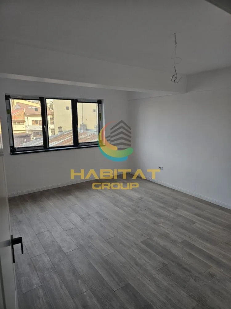 Apartament 3 camere finisaje premium Zona Brancoveanu Bloc 2025 - Cand parcul si metroul sunt aproape de casa, viata de familie capata alt ritm.
Dimineti mai linistite, seri petrecute in parc, mai putin timp pierdut in trafic si mai mult timp pentru cei dragi. Acest apartament de 3 camere, situat aproape de Oraselul Copiilor si de metrou Constantin Brancoveanu, este gandit pentru familiile care isi doresc confort modern intr-o zona verde, aerisita si bine conectata.
Pozitionat intr-un imobil boutique finalizat in 2025, apartamentul imbina perfect intimitatea unui bloc mic cu avantajele unei constructii noi si eficiente.

Detalii proprietate:
• 3 camere semidecomandate
• Suprafata: 76 mp
• 2 bai
• Etaj 1 din 3
• Compartimentare moderna si spatii luminoase
• Curte privata a complexului – ideala pentru relaxare si timp petrecut in familie

Finisaje si dotari premium:
• Tamplarie VEKA cu geam tripan
• Instalatii sanitare Grohe
• Centrala termica proprie
• Incalzire in pardoseala
• Finisaje premium atent alese

Zona este unul dintre cele mai mari avantaje:
• Metrou Constantin Brancoveanu – aproximativ 12 minute
• Oraselul Copiilor si Parcul Tineretului – la cateva minute
• Spitalul Marie Curie in apropiere
• Zona verde, linistita si foarte apreciata pentru familii
• Acces rapid catre scoli, gradinite si principalele puncte de interes din oras
Aici nu cumperi doar un apartament nou, ci un stil de viata echilibrat, intr-o zona unde copiii cresc aproape de parc, iar orasul ramane mereu la indemana.

Pret: 219.900 euro
Se accepta credit ipotecar
Monica Lupu | Agent imobiliar & broker de credite
Telefon / WhatsApp: 0722 422 318
Ofer asistenta gratuita pentru obtinerea finantarii si te ghidez pas cu pas, astfel incat tot procesul sa fie simplu, sigur si fara stres.