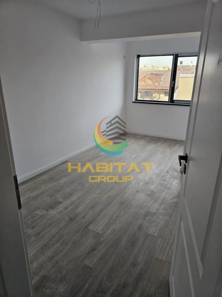 Apartament 3 camere finisaje premium Zona Brancoveanu Bloc 2025 - Cand parcul si metroul sunt aproape de casa, viata de familie capata alt ritm.
Dimineti mai linistite, seri petrecute in parc, mai putin timp pierdut in trafic si mai mult timp pentru cei dragi. Acest apartament de 3 camere, situat aproape de Oraselul Copiilor si de metrou Constantin Brancoveanu, este gandit pentru familiile care isi doresc confort modern intr-o zona verde, aerisita si bine conectata.
Pozitionat intr-un imobil boutique finalizat in 2025, apartamentul imbina perfect intimitatea unui bloc mic cu avantajele unei constructii noi si eficiente.

Detalii proprietate:
• 3 camere semidecomandate
• Suprafata: 76 mp
• 2 bai
• Etaj 1 din 3
• Compartimentare moderna si spatii luminoase
• Curte privata a complexului – ideala pentru relaxare si timp petrecut in familie

Finisaje si dotari premium:
• Tamplarie VEKA cu geam tripan
• Instalatii sanitare Grohe
• Centrala termica proprie
• Incalzire in pardoseala
• Finisaje premium atent alese

Zona este unul dintre cele mai mari avantaje:
• Metrou Constantin Brancoveanu – aproximativ 12 minute
• Oraselul Copiilor si Parcul Tineretului – la cateva minute
• Spitalul Marie Curie in apropiere
• Zona verde, linistita si foarte apreciata pentru familii
• Acces rapid catre scoli, gradinite si principalele puncte de interes din oras
Aici nu cumperi doar un apartament nou, ci un stil de viata echilibrat, intr-o zona unde copiii cresc aproape de parc, iar orasul ramane mereu la indemana.

Pret: 219.900 euro
Se accepta credit ipotecar
Monica Lupu | Agent imobiliar & broker de credite
Telefon / WhatsApp: 0722 422 318
Ofer asistenta gratuita pentru obtinerea finantarii si te ghidez pas cu pas, astfel incat tot procesul sa fie simplu, sigur si fara stres.