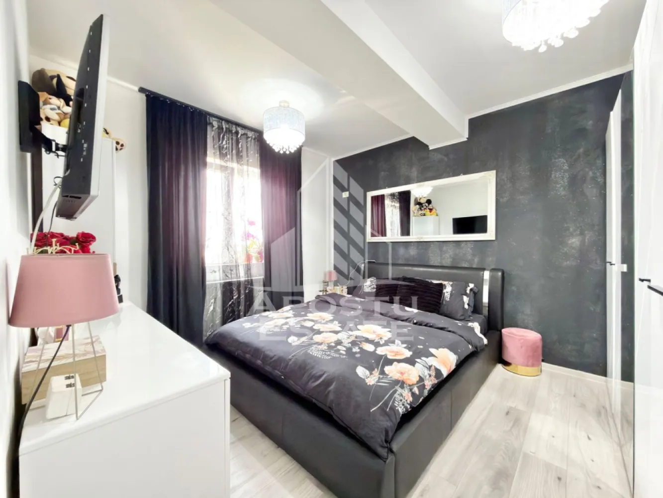 Apartament cu 2 camere mobilat si utilat in Giroc. - APOSTU ESTATE va propune spre vanzare un apartament cu 2 camere situat in Giroc.
Magazine si supermarket-uri precum Lidl, Profi, Mega Image, Penny, Scoala, Gradinita la o distanta de 5 minute, acces facil la mijloace de transport in comun.

Apartamentul se vinde complet mobilat si utilat, precum se observa in imagini.
Imobilul dispune de o suprafata de 41 mp utili si este situat la etajul 3.

Compartimentare: 
- hol acces.
- living cu bucatarie open space.
- dormitor.
- baie cu geam si cada.
- terasa.
- acces in pod.

Detalii tehnice:
- constructie realizata in anul 2021 din caramida Porotherm de 30 cm.
- exterior izolat cu polistiren de 10 cm eps 80.
- pereti despartitori complet din caramida (fara rigips) tencuiti mecanizat finisati cu glet si vopsea lavabila.
- geamuri termopan cu 3 sticle pentru izolare fonica si termica superioara, foarte mari si luminoase.
- centrala proprie pe gaz, sistem de incalzire prin calorifere.
- aparataje modulare Gewis.
- usa acces securizata, usi interioare Porta Doors.
- electrocasnice noi, in stare perfecta de functionare. (frigider, masina de spalat rufe, aragaz, cuptor, hota).
- acces in pod din casa scarii, spatiul de depozitare este delimitat de cel al vecinilor.
- 1 loc de parcare.
Utilitati complete: curent, apa de la retea, canalizare, gaz.

Pentru mai multe detalii nu ezitati sa ne contactati!
Acceptam orice fel de credit bancar. Oferim consultanta si solutii financiare prin colaboratorii nostri pentru a obtine cel mai avantajos credit Ipotecar sau Noua Casa.

Va asteptam cu drag la o vizionare chiar astazi!
CP3103793