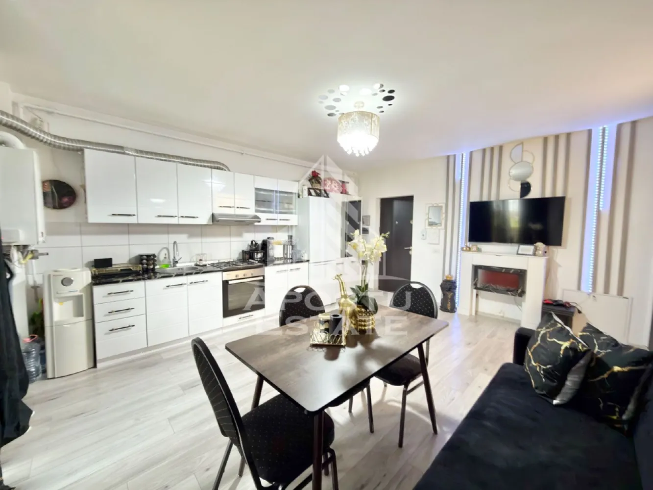 Apartament cu 2 camere mobilat si utilat in Giroc. - APOSTU ESTATE va propune spre vanzare un apartament cu 2 camere situat in Giroc.
Magazine si supermarket-uri precum Lidl, Profi, Mega Image, Penny, Scoala, Gradinita la o distanta de 5 minute, acces facil la mijloace de transport in comun.

Apartamentul se vinde complet mobilat si utilat, precum se observa in imagini.
Imobilul dispune de o suprafata de 41 mp utili si este situat la etajul 3.

Compartimentare: 
- hol acces.
- living cu bucatarie open space.
- dormitor.
- baie cu geam si cada.
- terasa.
- acces in pod.

Detalii tehnice:
- constructie realizata in anul 2021 din caramida Porotherm de 30 cm.
- exterior izolat cu polistiren de 10 cm eps 80.
- pereti despartitori complet din caramida (fara rigips) tencuiti mecanizat finisati cu glet si vopsea lavabila.
- geamuri termopan cu 3 sticle pentru izolare fonica si termica superioara, foarte mari si luminoase.
- centrala proprie pe gaz, sistem de incalzire prin calorifere.
- aparataje modulare Gewis.
- usa acces securizata, usi interioare Porta Doors.
- electrocasnice noi, in stare perfecta de functionare. (frigider, masina de spalat rufe, aragaz, cuptor, hota).
- acces in pod din casa scarii, spatiul de depozitare este delimitat de cel al vecinilor.
- 1 loc de parcare.
Utilitati complete: curent, apa de la retea, canalizare, gaz.

Pentru mai multe detalii nu ezitati sa ne contactati!
Acceptam orice fel de credit bancar. Oferim consultanta si solutii financiare prin colaboratorii nostri pentru a obtine cel mai avantajos credit Ipotecar sau Noua Casa.

Va asteptam cu drag la o vizionare chiar astazi!
CP3103793
