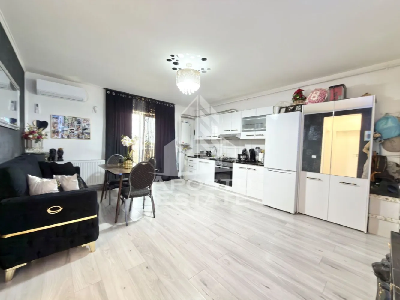 Apartament cu 2 camere mobilat si utilat in Giroc. - APOSTU ESTATE va propune spre vanzare un apartament cu 2 camere situat in Giroc.
Magazine si supermarket-uri precum Lidl, Profi, Mega Image, Penny, Scoala, Gradinita la o distanta de 5 minute, acces facil la mijloace de transport in comun.

Apartamentul se vinde complet mobilat si utilat, precum se observa in imagini.
Imobilul dispune de o suprafata de 41 mp utili si este situat la etajul 3.

Compartimentare: 
- hol acces.
- living cu bucatarie open space.
- dormitor.
- baie cu geam si cada.
- terasa.
- acces in pod.

Detalii tehnice:
- constructie realizata in anul 2021 din caramida Porotherm de 30 cm.
- exterior izolat cu polistiren de 10 cm eps 80.
- pereti despartitori complet din caramida (fara rigips) tencuiti mecanizat finisati cu glet si vopsea lavabila.
- geamuri termopan cu 3 sticle pentru izolare fonica si termica superioara, foarte mari si luminoase.
- centrala proprie pe gaz, sistem de incalzire prin calorifere.
- aparataje modulare Gewis.
- usa acces securizata, usi interioare Porta Doors.
- electrocasnice noi, in stare perfecta de functionare. (frigider, masina de spalat rufe, aragaz, cuptor, hota).
- acces in pod din casa scarii, spatiul de depozitare este delimitat de cel al vecinilor.
- 1 loc de parcare.
Utilitati complete: curent, apa de la retea, canalizare, gaz.

Pentru mai multe detalii nu ezitati sa ne contactati!
Acceptam orice fel de credit bancar. Oferim consultanta si solutii financiare prin colaboratorii nostri pentru a obtine cel mai avantajos credit Ipotecar sau Noua Casa.

Va asteptam cu drag la o vizionare chiar astazi!
CP3103793