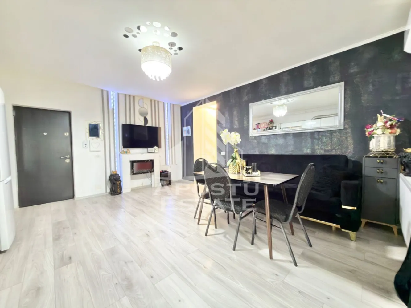 Apartament cu 2 camere mobilat si utilat in Giroc. - APOSTU ESTATE va propune spre vanzare un apartament cu 2 camere situat in Giroc.
Magazine si supermarket-uri precum Lidl, Profi, Mega Image, Penny, Scoala, Gradinita la o distanta de 5 minute, acces facil la mijloace de transport in comun.

Apartamentul se vinde complet mobilat si utilat, precum se observa in imagini.
Imobilul dispune de o suprafata de 41 mp utili si este situat la etajul 3.

Compartimentare: 
- hol acces.
- living cu bucatarie open space.
- dormitor.
- baie cu geam si cada.
- terasa.
- acces in pod.

Detalii tehnice:
- constructie realizata in anul 2021 din caramida Porotherm de 30 cm.
- exterior izolat cu polistiren de 10 cm eps 80.
- pereti despartitori complet din caramida (fara rigips) tencuiti mecanizat finisati cu glet si vopsea lavabila.
- geamuri termopan cu 3 sticle pentru izolare fonica si termica superioara, foarte mari si luminoase.
- centrala proprie pe gaz, sistem de incalzire prin calorifere.
- aparataje modulare Gewis.
- usa acces securizata, usi interioare Porta Doors.
- electrocasnice noi, in stare perfecta de functionare. (frigider, masina de spalat rufe, aragaz, cuptor, hota).
- acces in pod din casa scarii, spatiul de depozitare este delimitat de cel al vecinilor.
- 1 loc de parcare.
Utilitati complete: curent, apa de la retea, canalizare, gaz.

Pentru mai multe detalii nu ezitati sa ne contactati!
Acceptam orice fel de credit bancar. Oferim consultanta si solutii financiare prin colaboratorii nostri pentru a obtine cel mai avantajos credit Ipotecar sau Noua Casa.

Va asteptam cu drag la o vizionare chiar astazi!
CP3103793