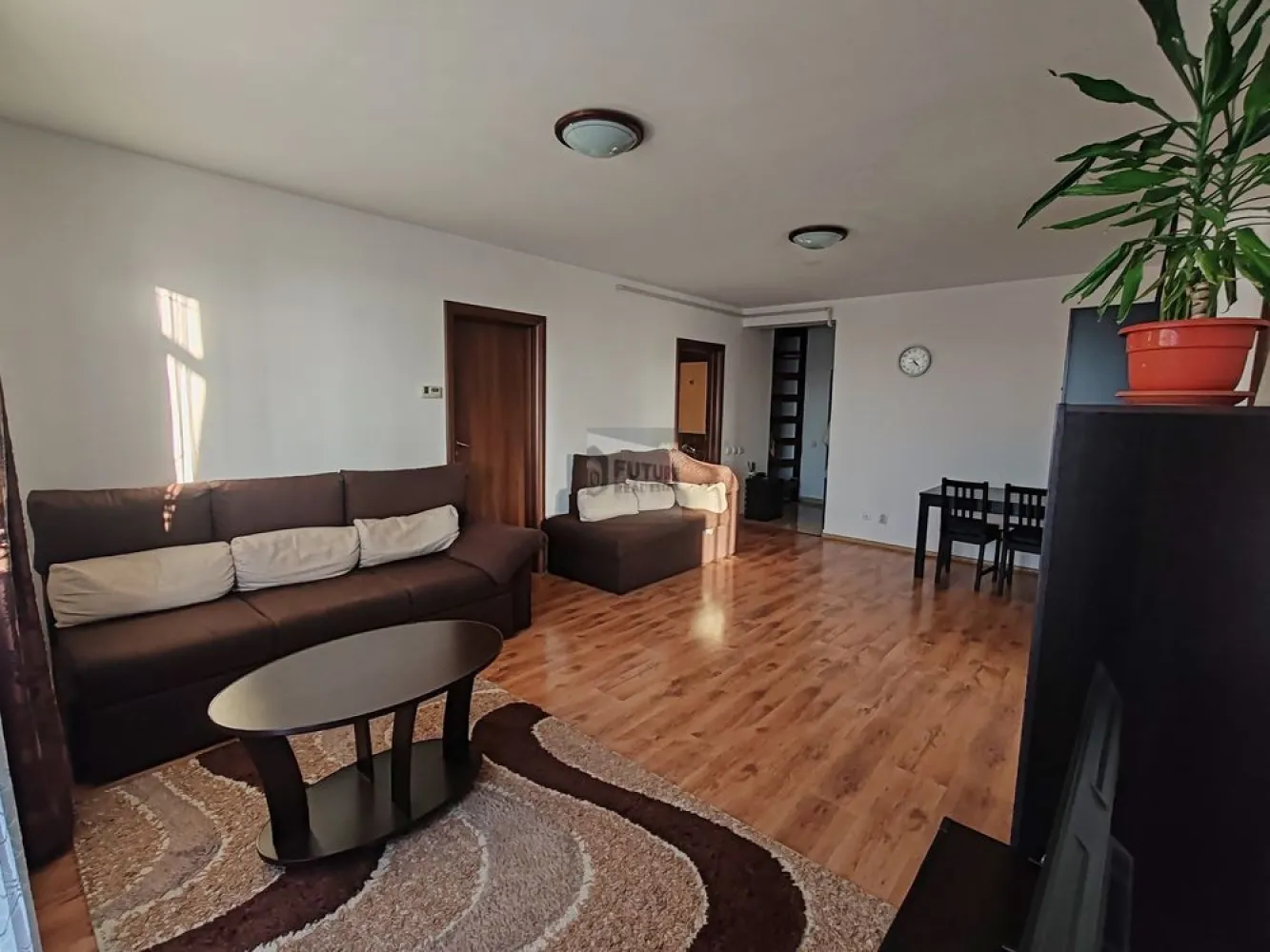 Închiriere Apartament Modern 2 Camere + Mansardă - Preț chirie: 500 € / lună Disponibilitate: Liber din 01.02.2026 Tip proprietate: Apartament 2 camere + Mansardă Suprafață utilă totală: 105 mp (72 mp + mansardă 33 mp) Etaj: 3/3 An construcție: 2012 Compartimentare: Semidecomandat Loc de parcare privat inclus Descriere proprietate Se oferă spre închiriere apartament spatios și luminos, perfect pentru familii sau profesioniști care apreciază confortul și funcționalitatea. • Living generos și dormitor bine proporționat, plus spațiu mansardat de 33 mp ce poate fi utilizat ca birou, cameră de relaxare sau spațiu depozitare. • Compartimentare semidecomandată eficientă. • Centrala termică proprie, costuri de întreținere reduse pe tot parcursul anului. • Finisaje moderne și starea generală foarte bună. Localizare și facilități în zonă Adresă: Popesti-Leordeni, Ilfov (zona rezidențială apropiată de București). Proprietatea beneficiază de: • Acces facil la mijloace de transport în comun. • 7 minute până la stația de metrou Apărătorii Patriei. • 5–6 minute până la stația Dimitrie Leonida. • Magazine, restaurante și cafenele în proximitate. • Parcuri și spații verzi pentru recreere. Dotări incluse • Loc de parcare privat inclus în preț. • Ferestre luminoase cu vedere plăcută. • Posibilitate vizionare la cerere. • Disponibil din 01.02.2026. • Locuința este pregătită pentru semnarea unui contract de închiriere standard. Pentru detalii suplimentare și programări vizionare, vă rugăm să ne contactați direct. }}