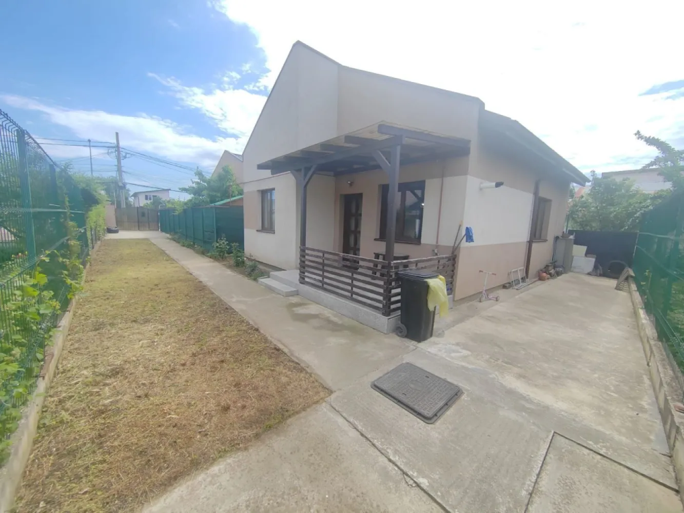 Casa Individuala Pantelimon Super Pret - Trimbitasu Estate 0% comision 
Casa individuala aflata in Orasul Pantelimon pe strada Viilor Nr.143
Constructie 2020,caramida la exterior si bca interior,izolatie polistiren 10 cm si tencuiala decorativa,acoperis tigla metalica tip Lindab.
Teren in PROPRIETATE total 221 mp ( NU ESTE CONCESIONAT)
Suprafata utila totala 60 mp
3 camere ,living cu bucatrie open space
Posibilitate de mansardare
Canalizarea ,gazele si lumina sunt bransate individual la retele publice iar apa este asigurata din put cu hidrofor.
Bransamentul de apa se poate face avand reteaua la poarta casei.
Centrala proprie cu calorifere,aer conditionat.
Mobilata si utilata 2021 .Cuptor,plita,hota Gorenje,masina de spalat vase ,masina de spalat rufe.
Prezentare video pe WhatsApp
