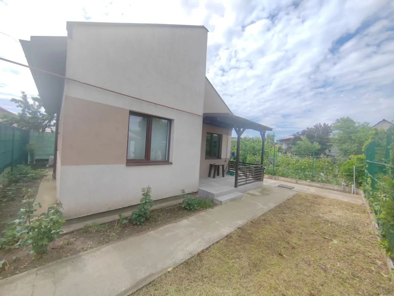 Casa Individuala Pantelimon Super Pret - Trimbitasu Estate 0% comision 
Casa individuala aflata in Orasul Pantelimon pe strada Viilor Nr.143
Constructie 2020,caramida la exterior si bca interior,izolatie polistiren 10 cm si tencuiala decorativa,acoperis tigla metalica tip Lindab.
Teren in PROPRIETATE total 221 mp ( NU ESTE CONCESIONAT)
Suprafata utila totala 60 mp
3 camere ,living cu bucatrie open space
Posibilitate de mansardare
Canalizarea ,gazele si lumina sunt bransate individual la retele publice iar apa este asigurata din put cu hidrofor.
Bransamentul de apa se poate face avand reteaua la poarta casei.
Centrala proprie cu calorifere,aer conditionat.
Mobilata si utilata 2021 .Cuptor,plita,hota Gorenje,masina de spalat vase ,masina de spalat rufe.
Prezentare video pe WhatsApp