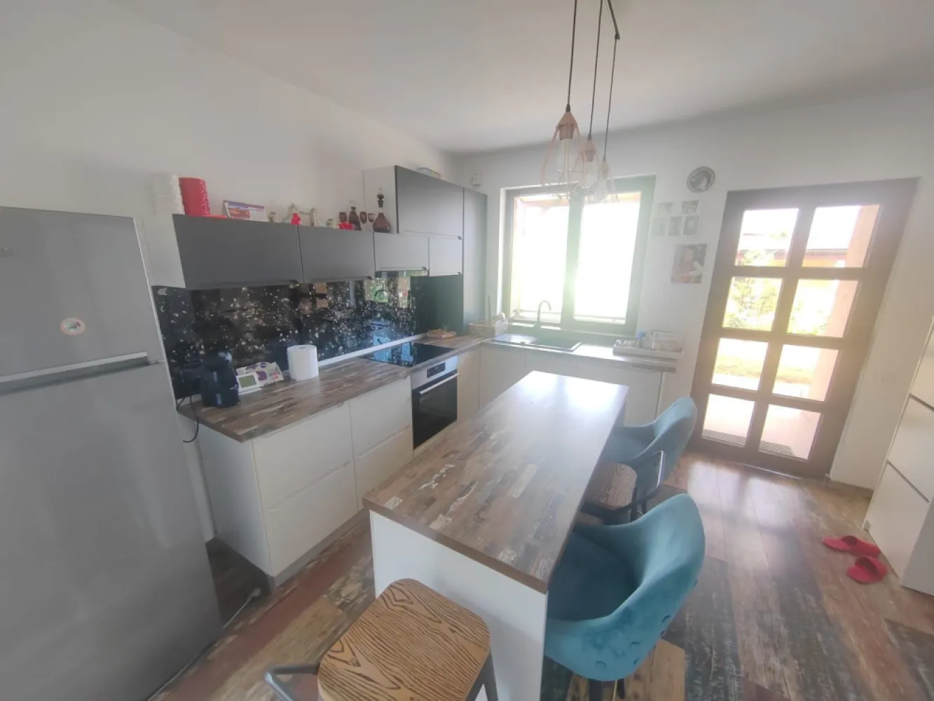 Casa Individuala Pantelimon Super Pret - Trimbitasu Estate 0% comision 
Casa individuala aflata in Orasul Pantelimon pe strada Viilor Nr.143
Constructie 2020,caramida la exterior si bca interior,izolatie polistiren 10 cm si tencuiala decorativa,acoperis tigla metalica tip Lindab.
Teren in PROPRIETATE total 221 mp ( NU ESTE CONCESIONAT)
Suprafata utila totala 60 mp
3 camere ,living cu bucatrie open space
Posibilitate de mansardare
Canalizarea ,gazele si lumina sunt bransate individual la retele publice iar apa este asigurata din put cu hidrofor.
Bransamentul de apa se poate face avand reteaua la poarta casei.
Centrala proprie cu calorifere,aer conditionat.
Mobilata si utilata 2021 .Cuptor,plita,hota Gorenje,masina de spalat vase ,masina de spalat rufe.
Prezentare video pe WhatsApp