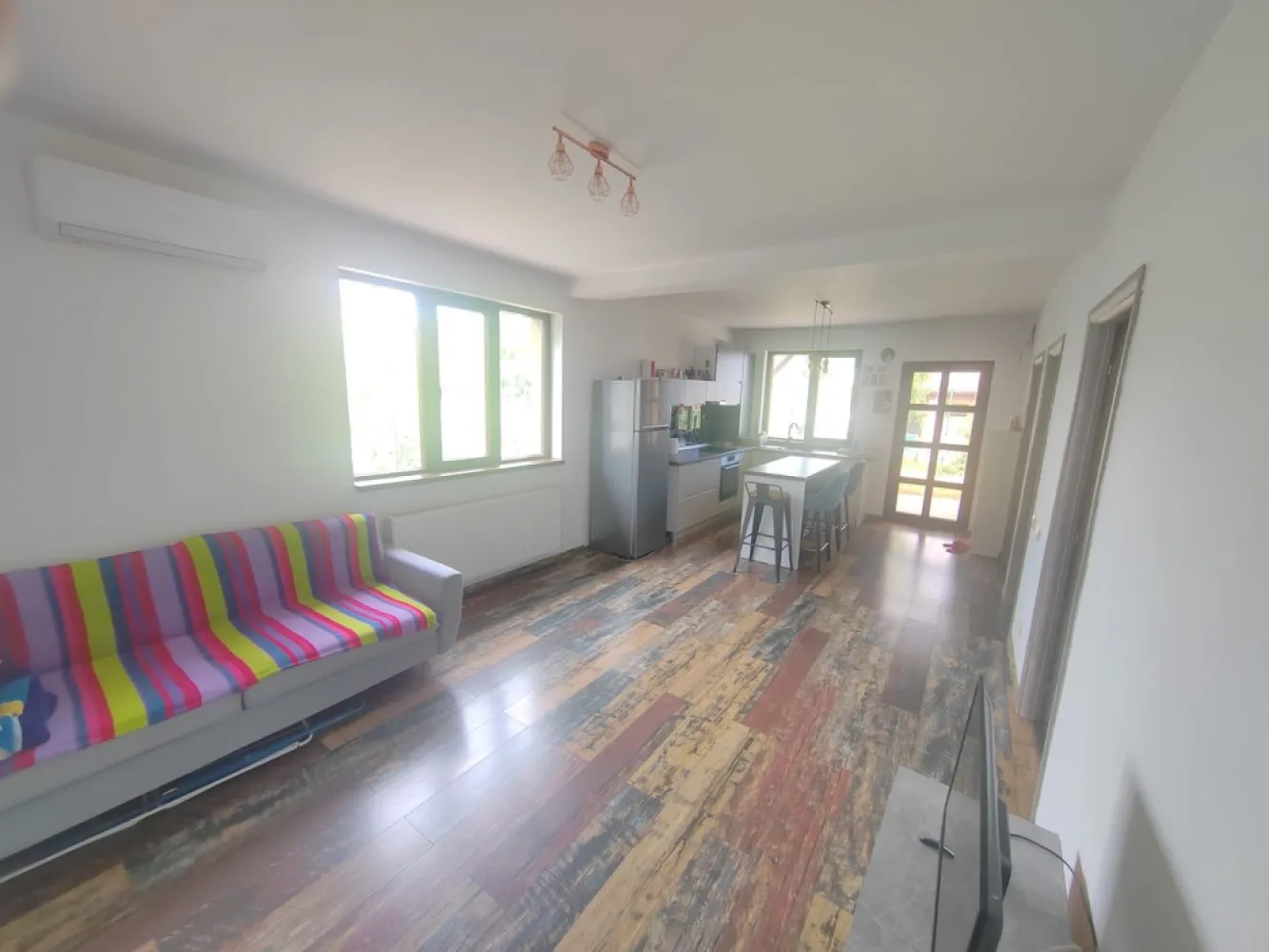 Casa Individuala Pantelimon Super Pret - Trimbitasu Estate 0% comision 
Casa individuala aflata in Orasul Pantelimon pe strada Viilor Nr.143
Constructie 2020,caramida la exterior si bca interior,izolatie polistiren 10 cm si tencuiala decorativa,acoperis tigla metalica tip Lindab.
Teren in PROPRIETATE total 221 mp ( NU ESTE CONCESIONAT)
Suprafata utila totala 60 mp
3 camere ,living cu bucatrie open space
Posibilitate de mansardare
Canalizarea ,gazele si lumina sunt bransate individual la retele publice iar apa este asigurata din put cu hidrofor.
Bransamentul de apa se poate face avand reteaua la poarta casei.
Centrala proprie cu calorifere,aer conditionat.
Mobilata si utilata 2021 .Cuptor,plita,hota Gorenje,masina de spalat vase ,masina de spalat rufe.
Prezentare video pe WhatsApp