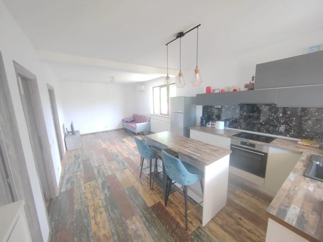 Casa Individuala Pantelimon Super Pret - Trimbitasu Estate 0% comision 
Casa individuala aflata in Orasul Pantelimon pe strada Viilor Nr.143
Constructie 2020,caramida la exterior si bca interior,izolatie polistiren 10 cm si tencuiala decorativa,acoperis tigla metalica tip Lindab.
Teren in PROPRIETATE total 221 mp ( NU ESTE CONCESIONAT)
Suprafata utila totala 60 mp
3 camere ,living cu bucatrie open space
Posibilitate de mansardare
Canalizarea ,gazele si lumina sunt bransate individual la retele publice iar apa este asigurata din put cu hidrofor.
Bransamentul de apa se poate face avand reteaua la poarta casei.
Centrala proprie cu calorifere,aer conditionat.
Mobilata si utilata 2021 .Cuptor,plita,hota Gorenje,masina de spalat vase ,masina de spalat rufe.
Prezentare video pe WhatsApp